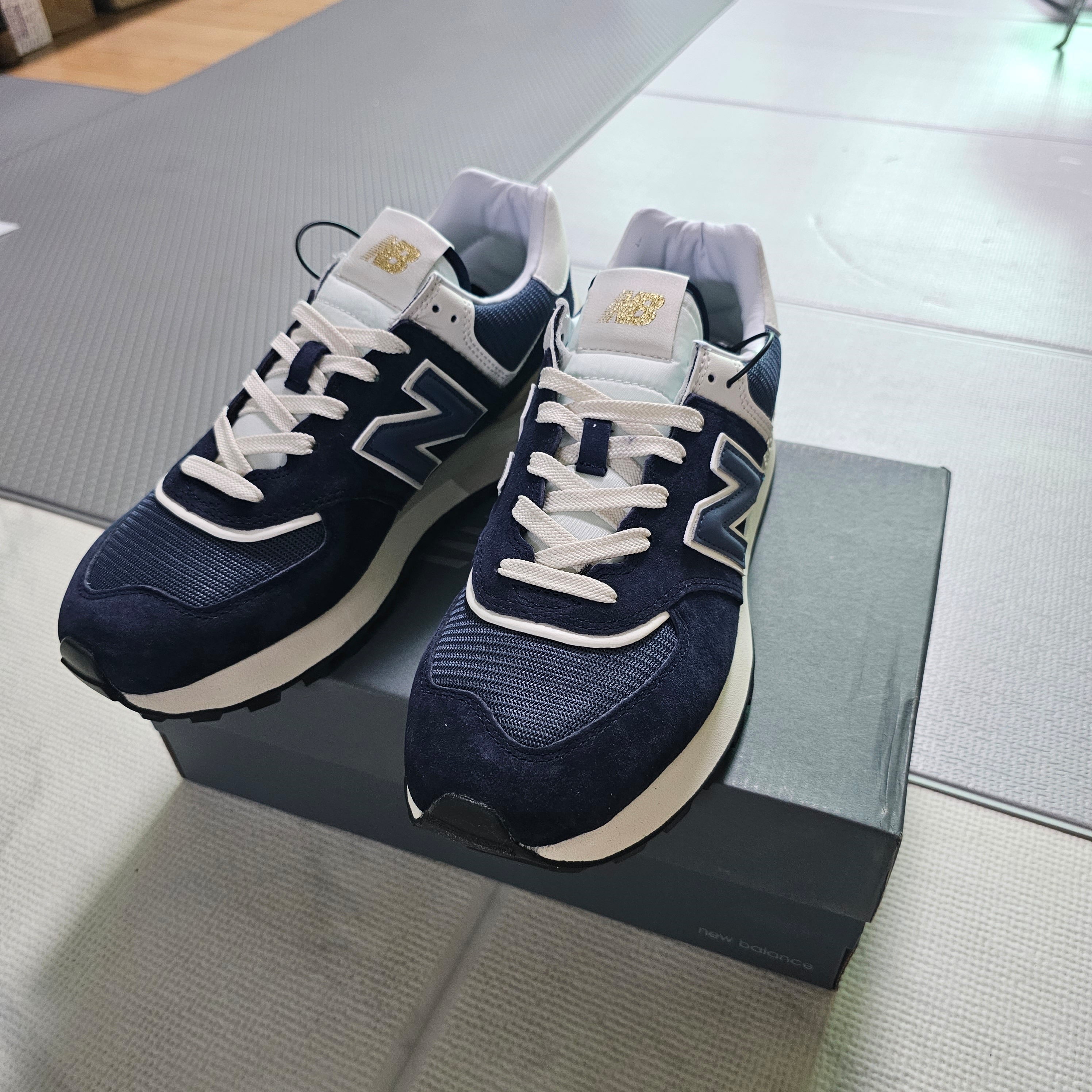 New Balance 574 Legacy Navy 착용 스타일 - 1