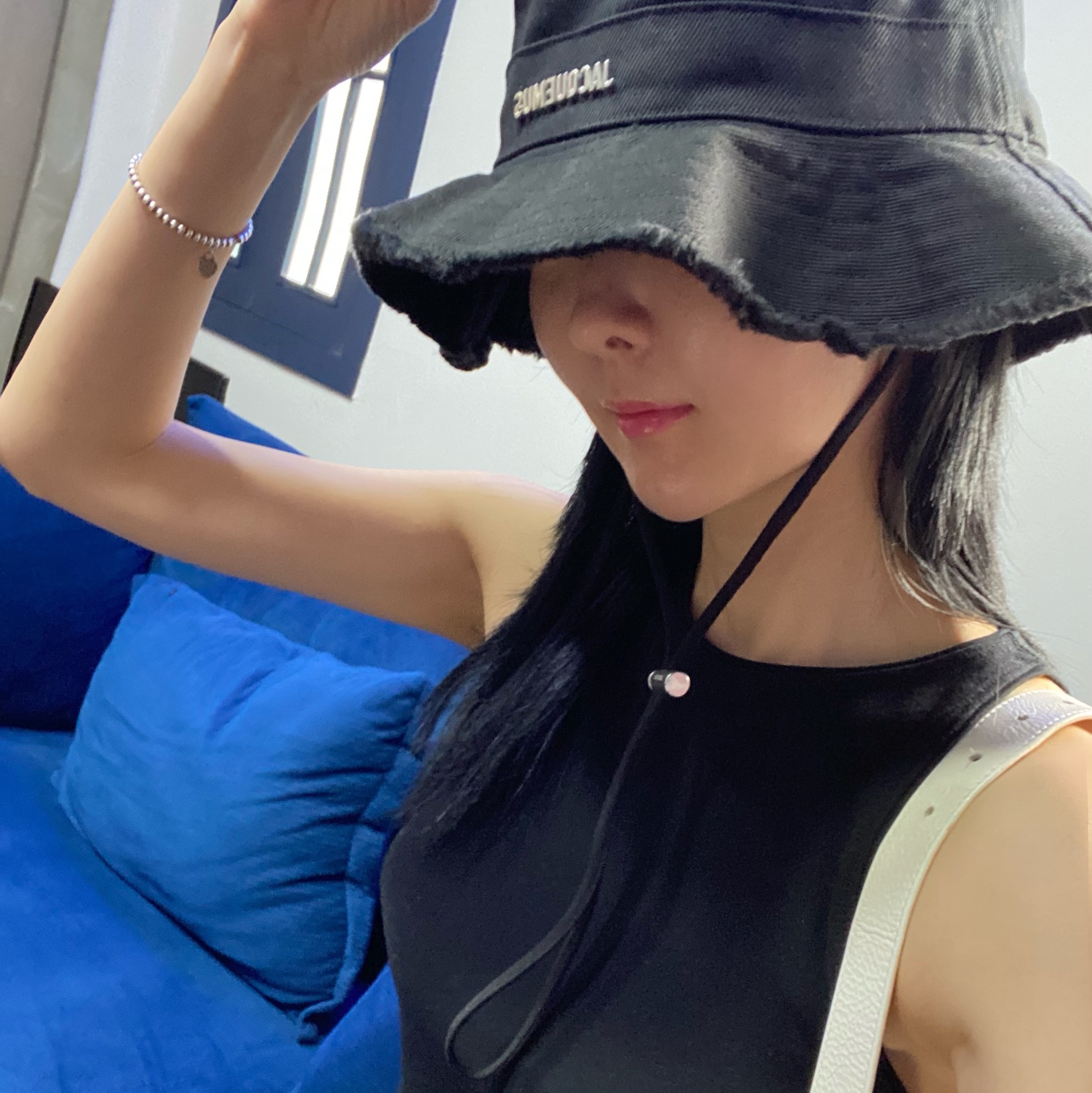 Jacquemus Le Bob Artichaut Bucket Hat Black 착용 스타일 - 2
