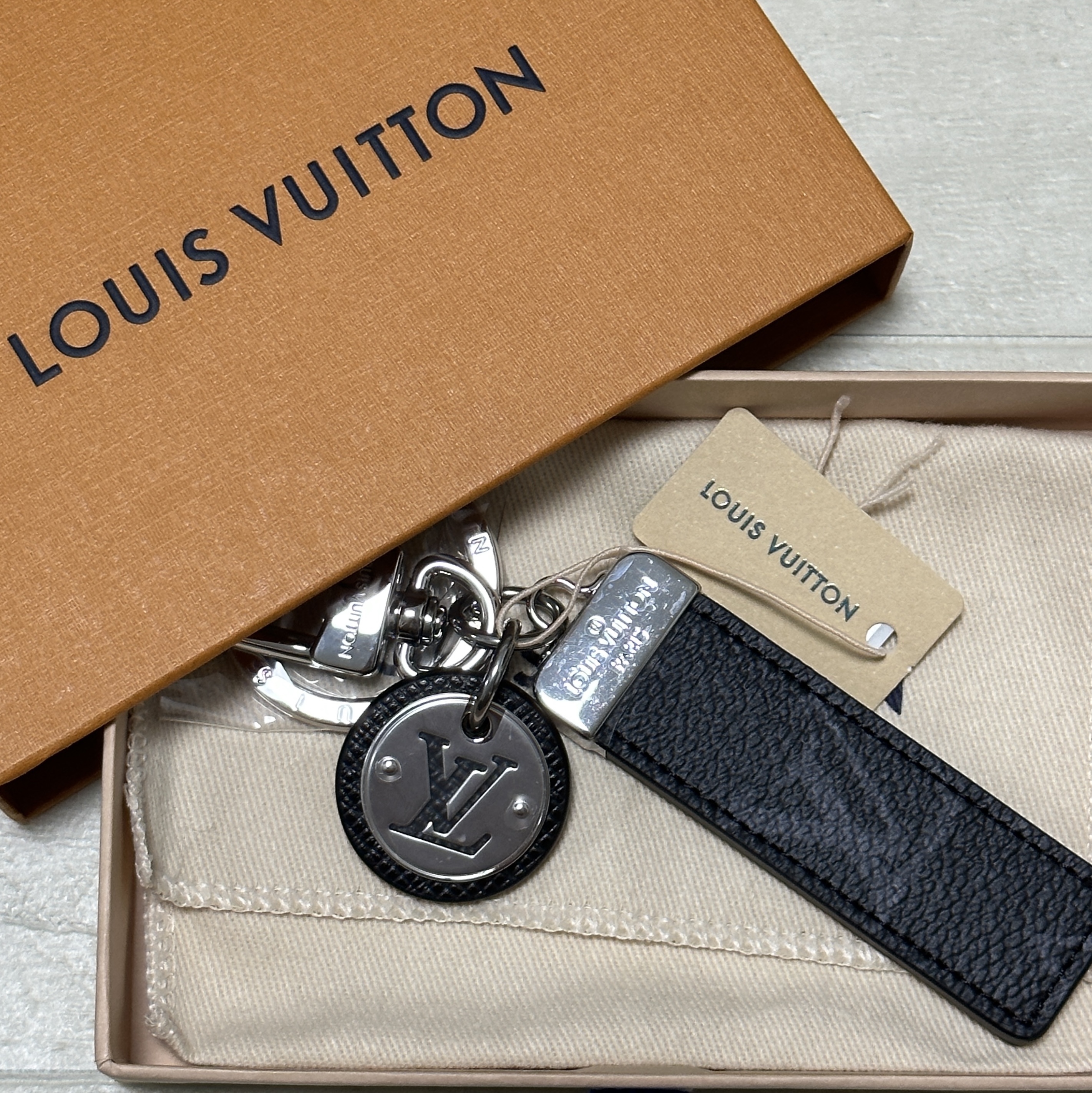 Louis Vuitton Neo LV Club Bag Charm and Key Holder Monogram Eclipse 착용 스타일
