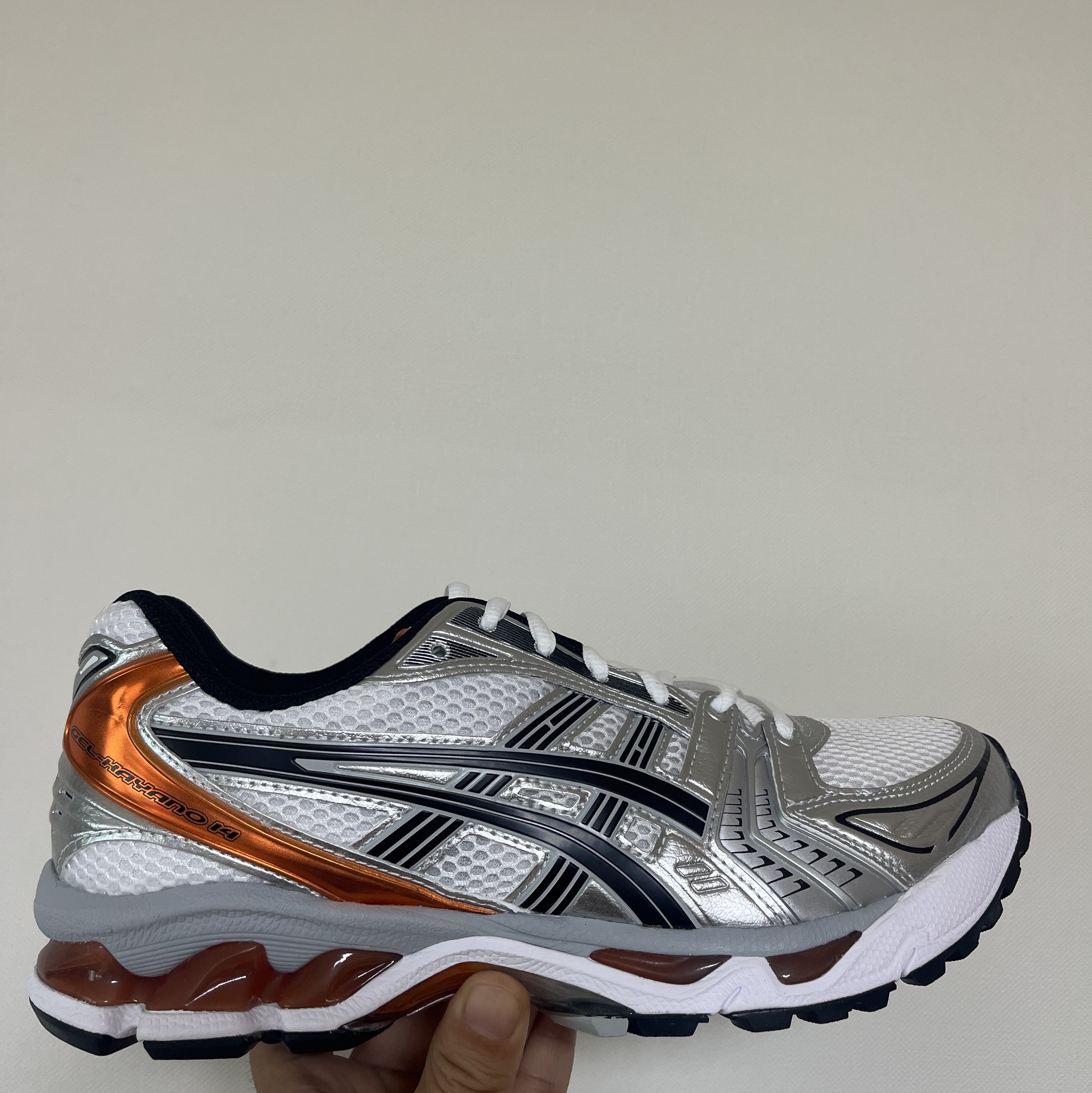 Asics Gel-Kayano 14 White Piquant Orange 착용 스타일 - 1