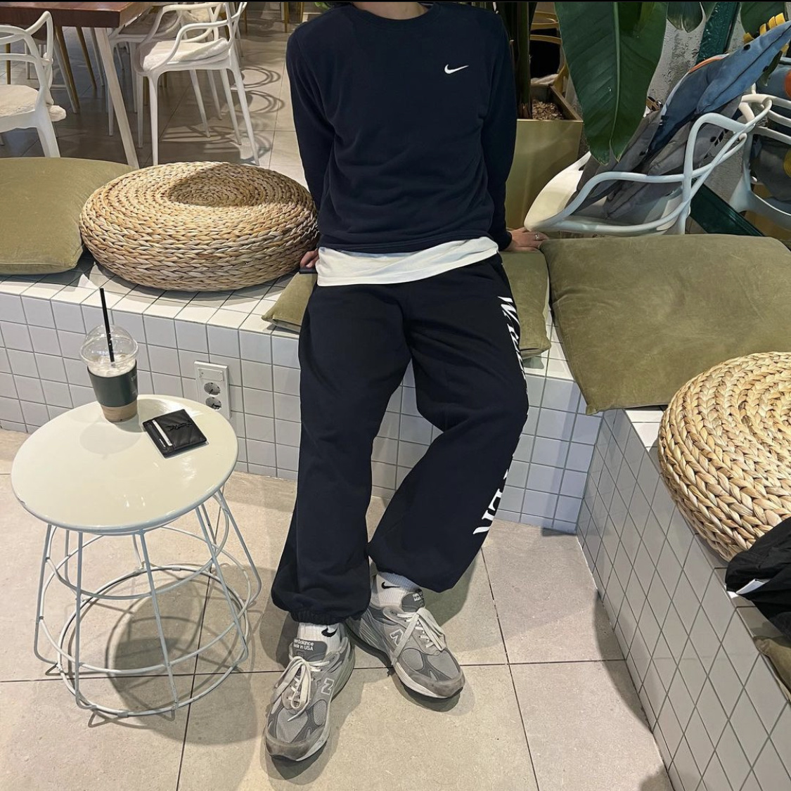 Nike NRG Solo Swoosh Crew Fleece Valerian Blue - Asia, New Balance 993 Made in USA Grey - D Standard 착용 스타일