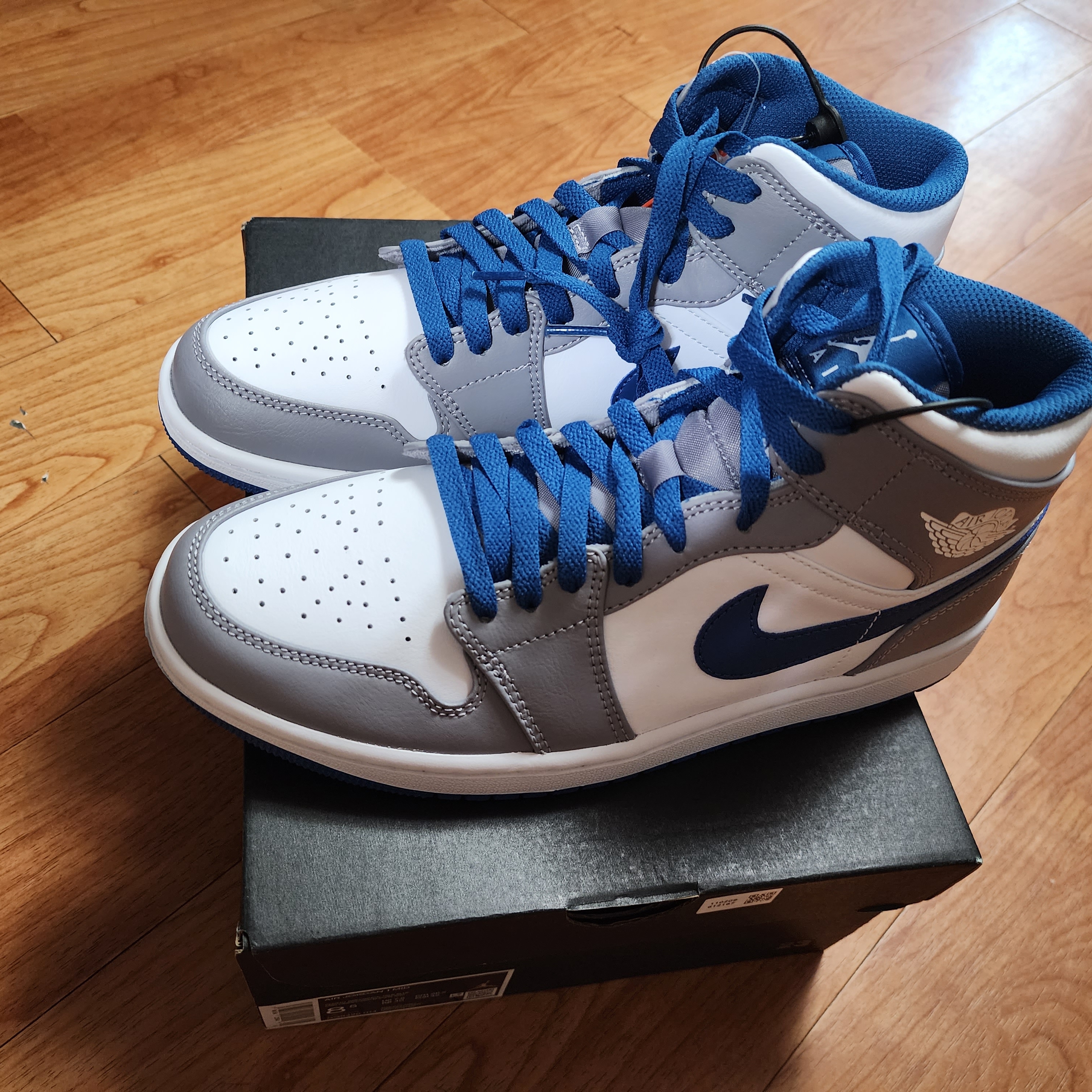 Jordan 1 Mid Cement Grey True Blue 착용 스타일 - 2
