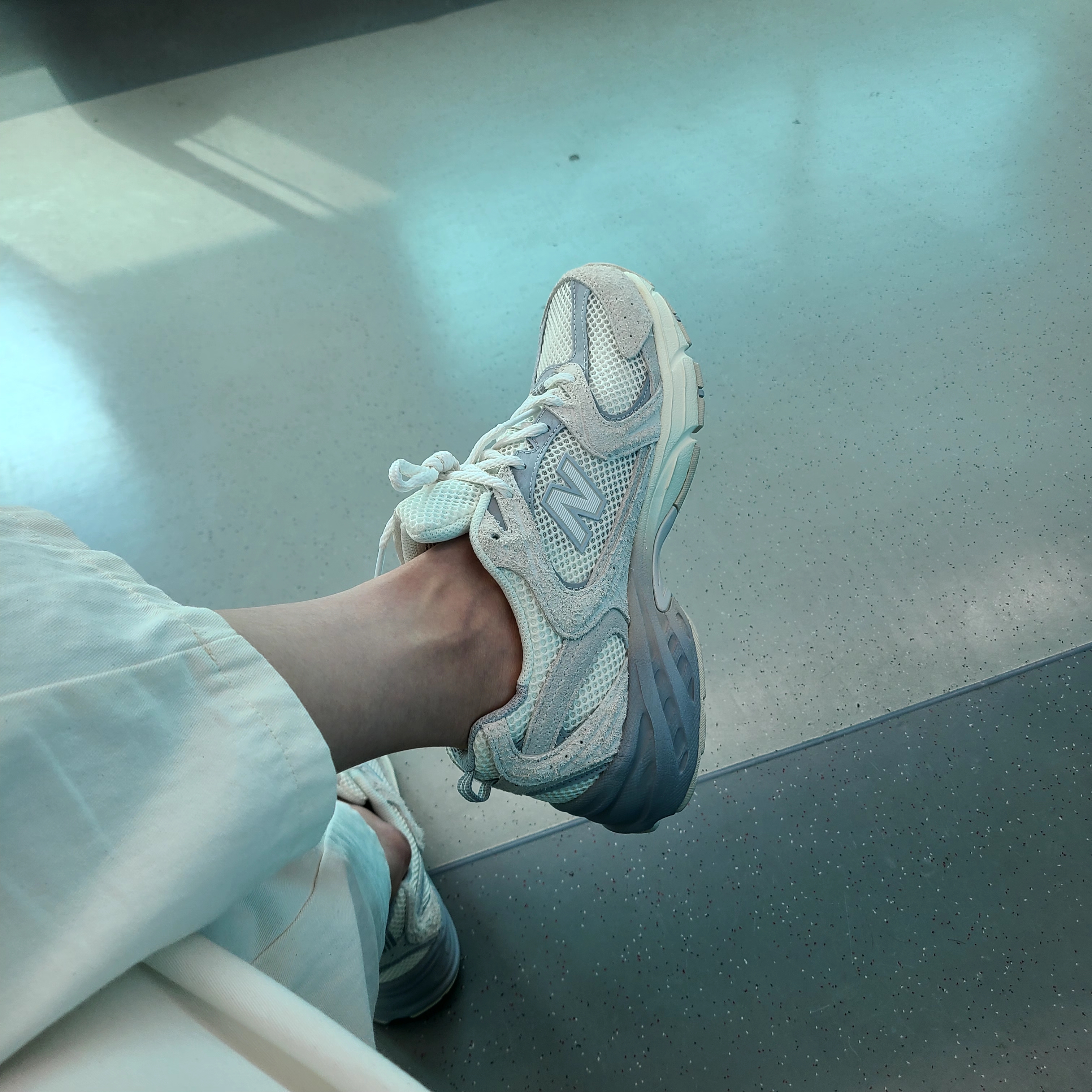 New Balance 530 Premium Vintage Beige 착용 스타일