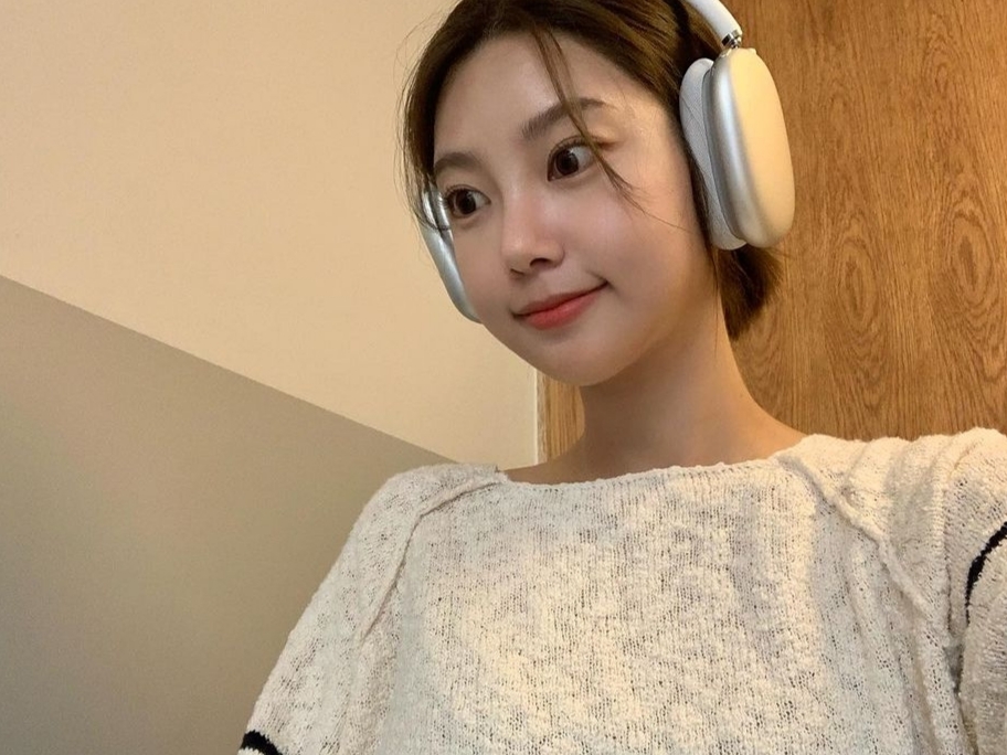 Apple AirPods Max Lightning Silver (Korean Ver.) 착용 스타일 - 1