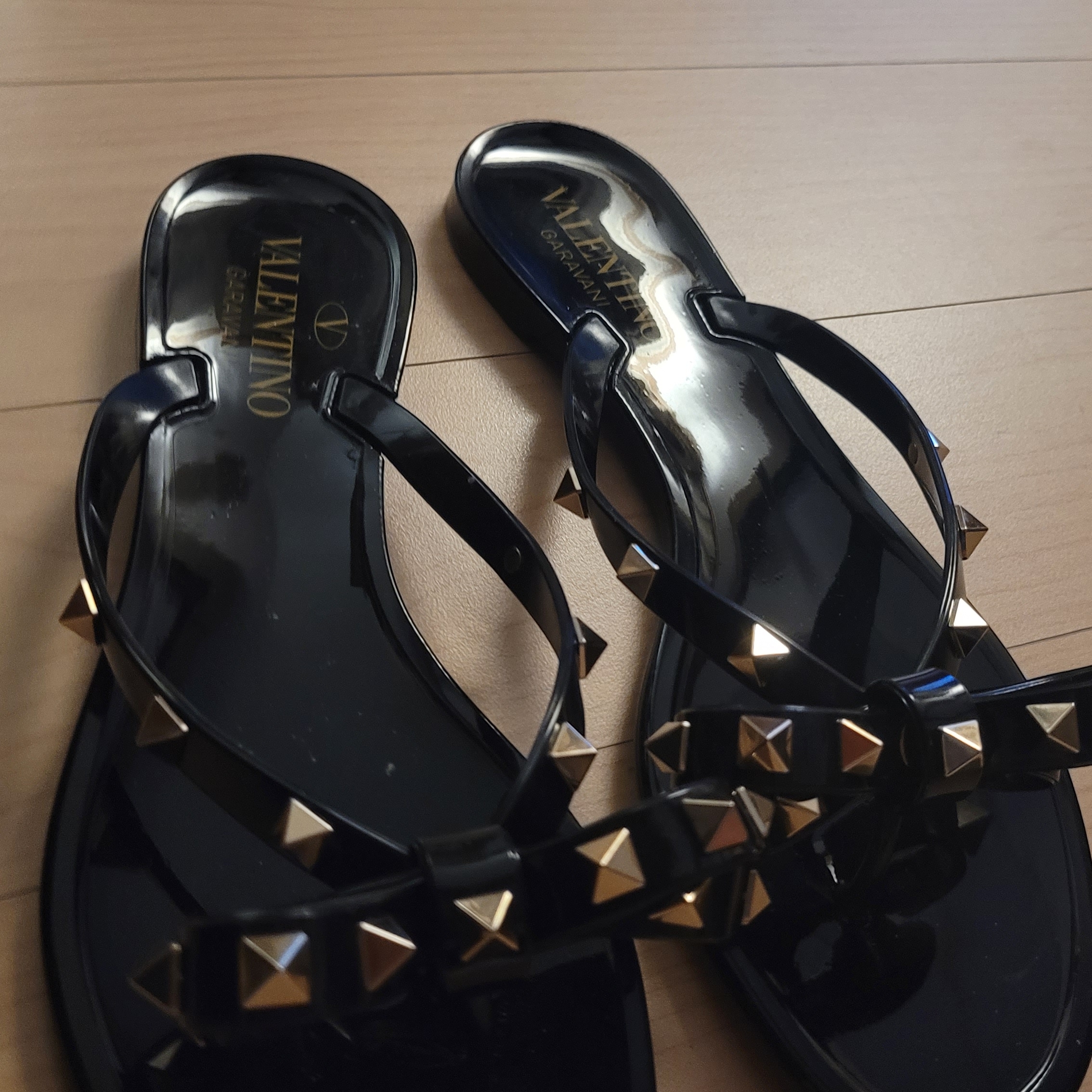 (W) Valentino Rubber Rockstud Thong Black 착용 스타일