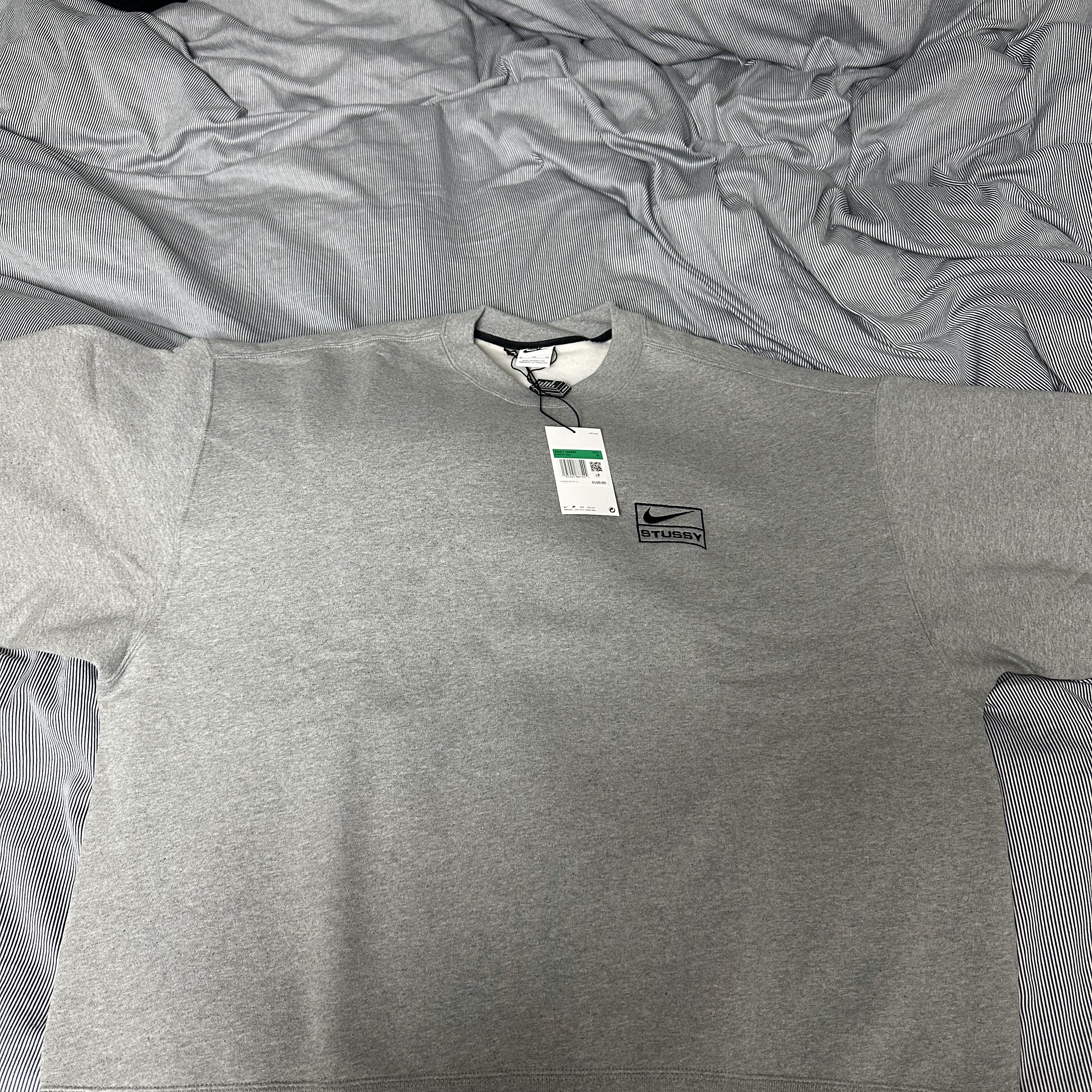 Nike x Stussy NRG Fleece Crewneck Dark Grey Heather (DO9337-063) 착용 스타일 - 2