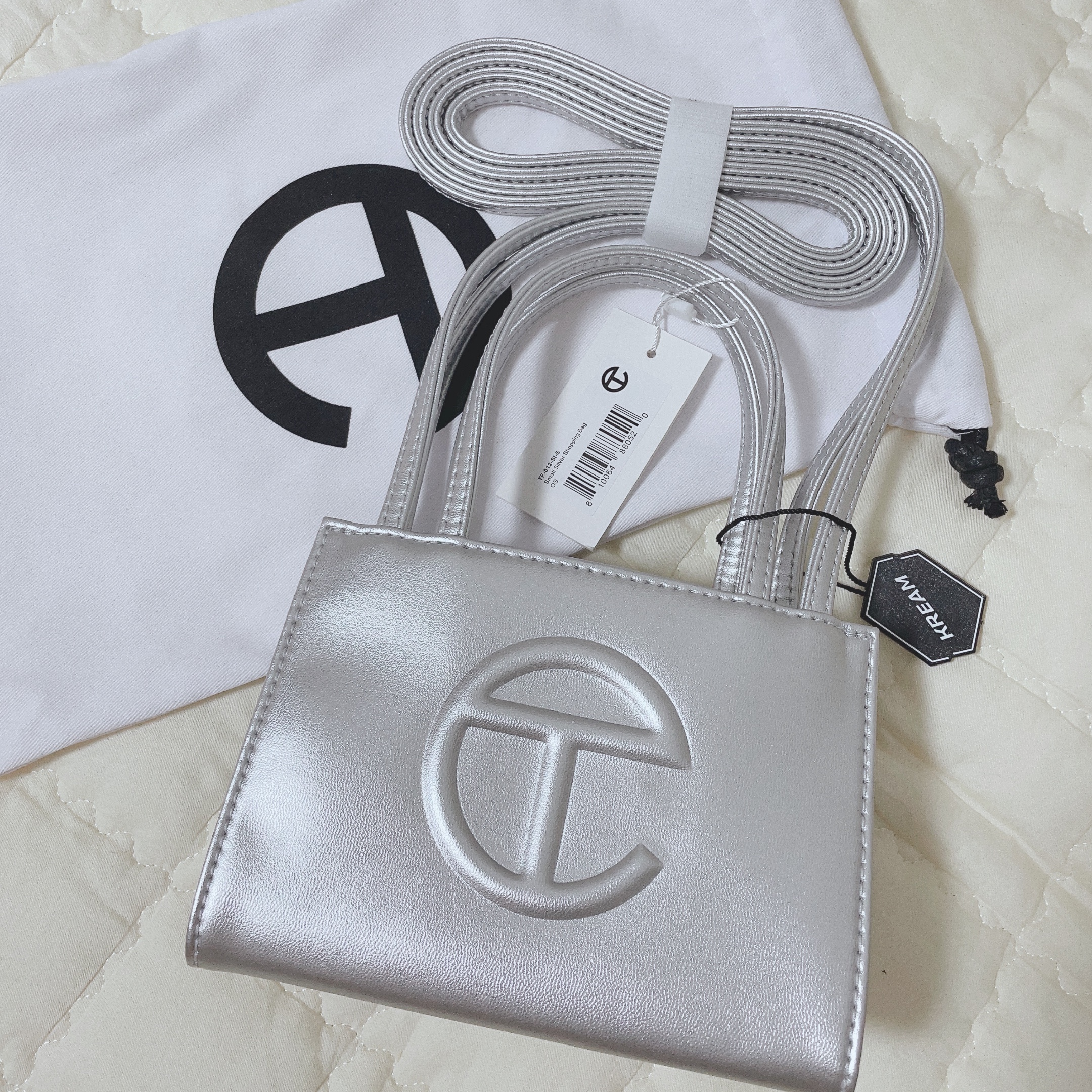 Telfar Small Shopping Bag Silver 착용 스타일