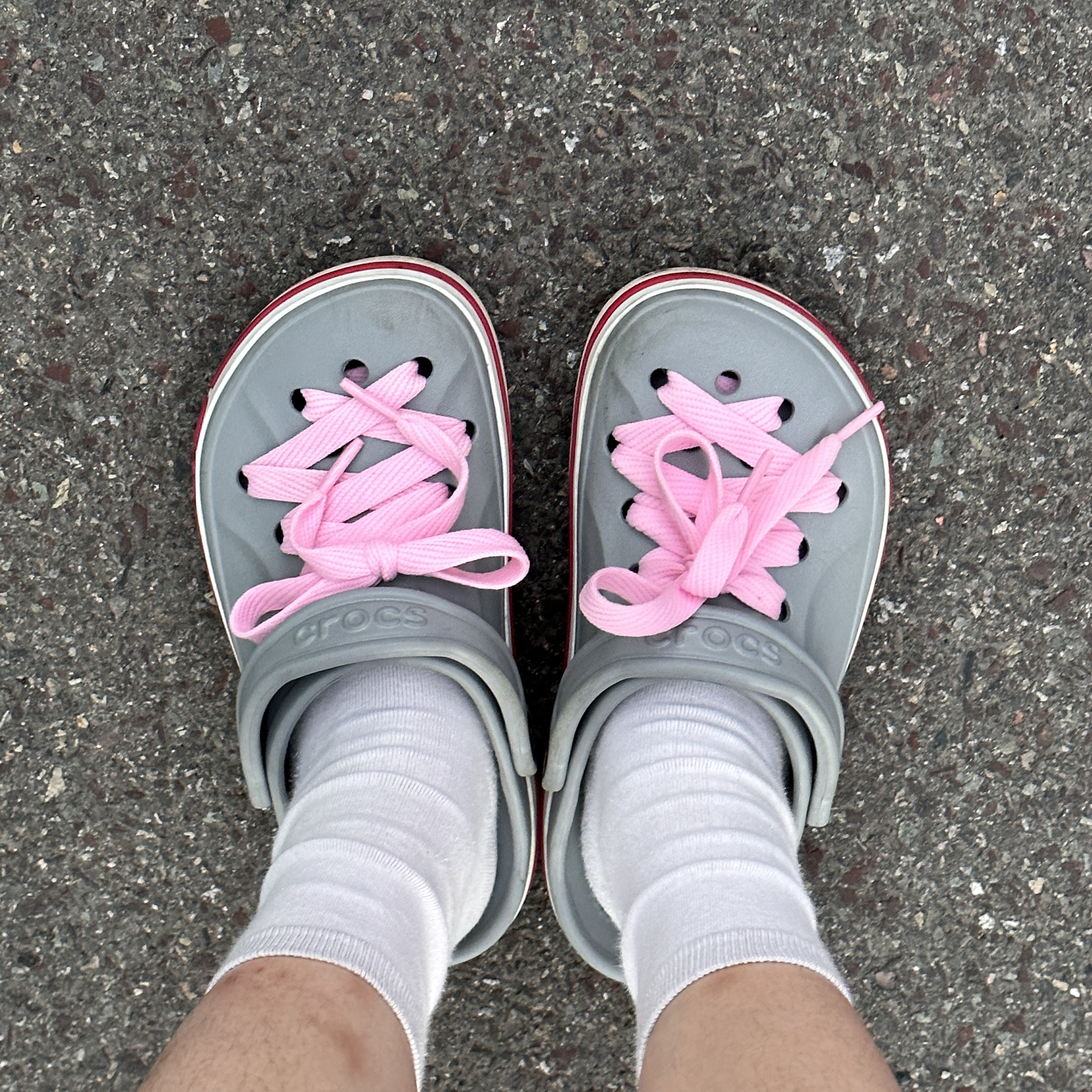 Crocs Bayaband Clog Light Grey Candy Pink 착용 스타일