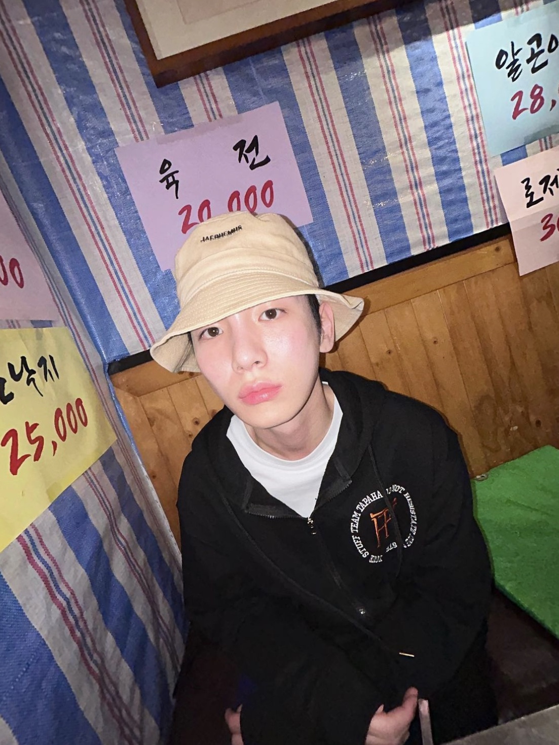 Jacquemus Le Bob Gadjo Bow Bucket Hat Beige 착용 스타일 - 3