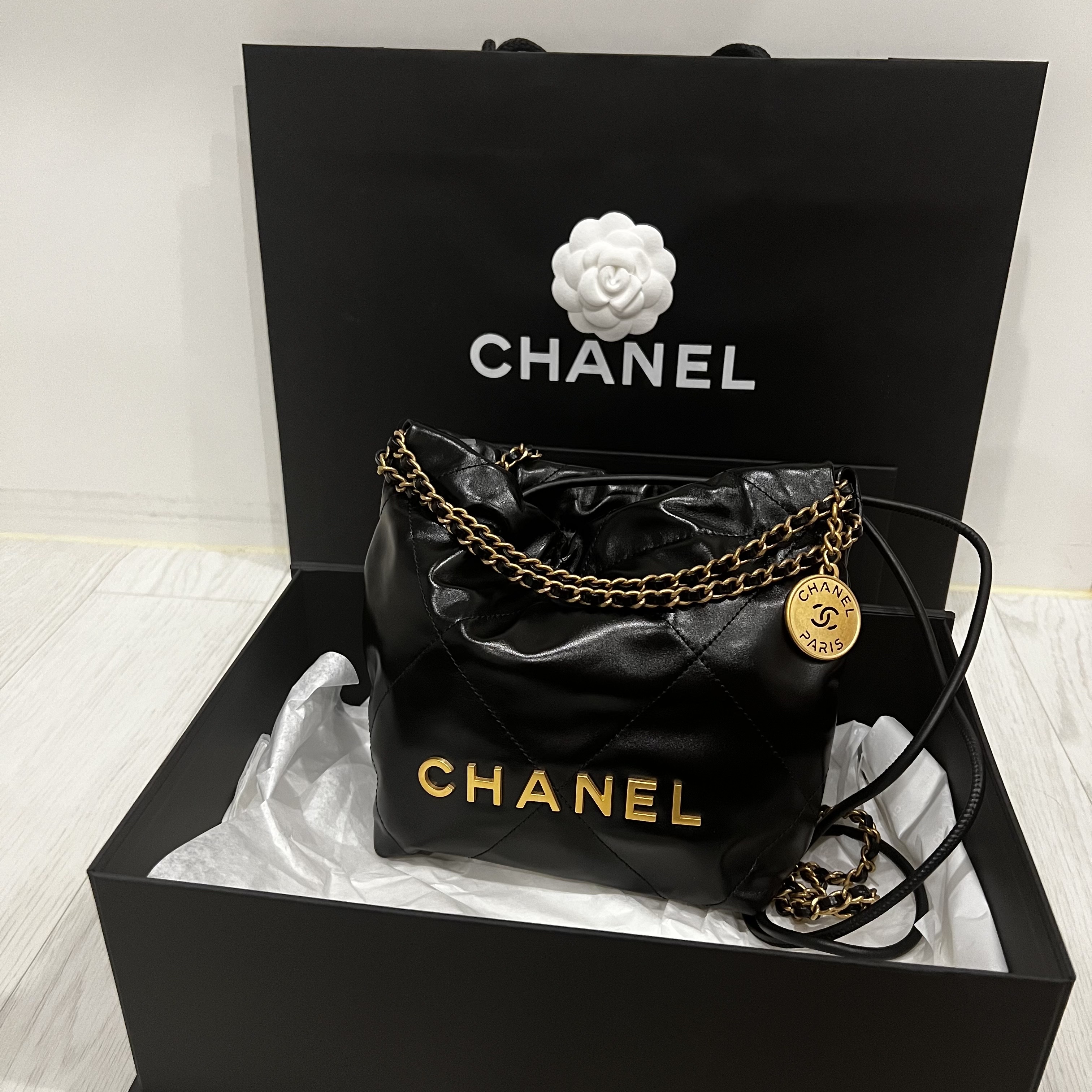 Chanel 22 Mini Handbag Shiny Calfskin & Gold Black 착용 스타일