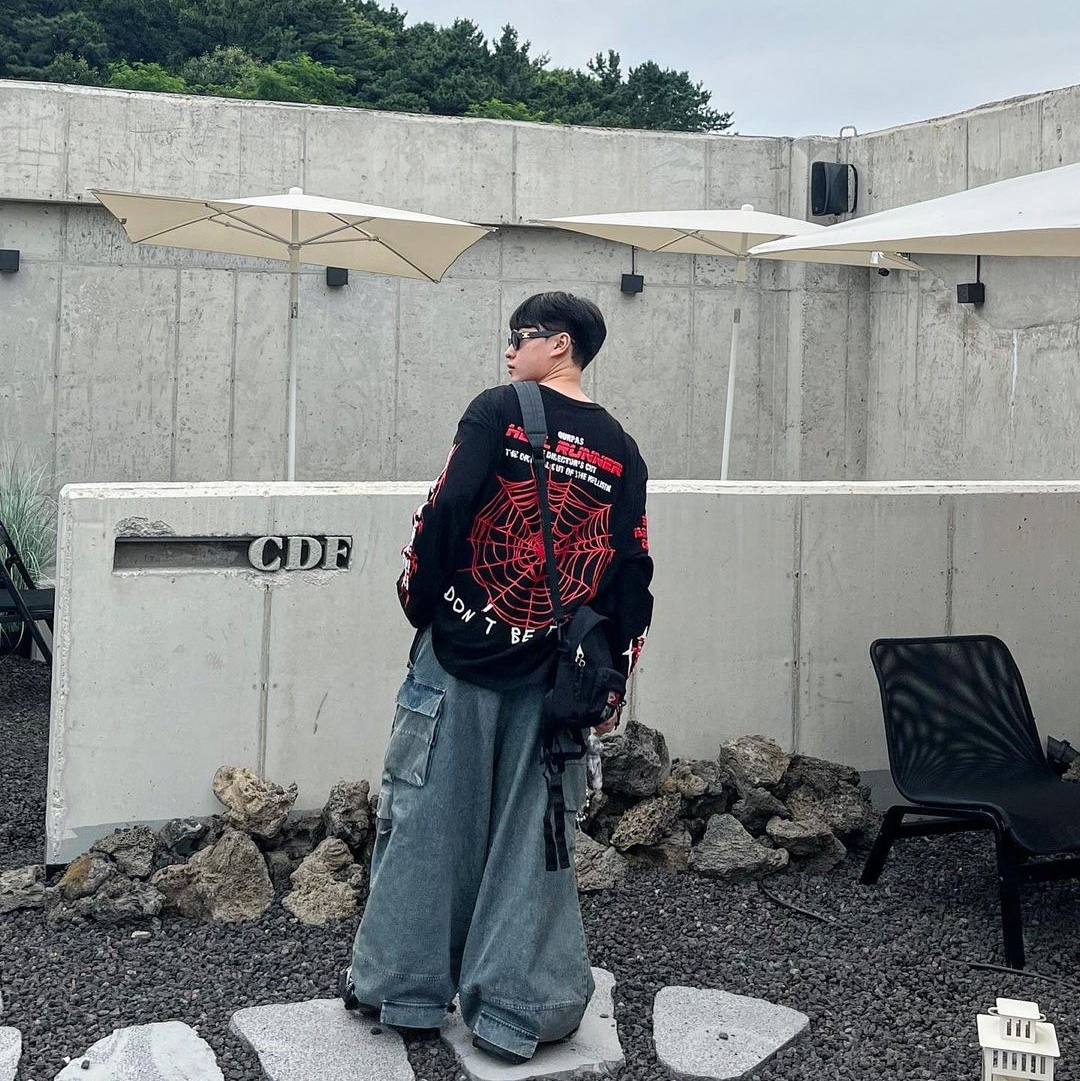 [KREAM 단독] Ourpas 030 Wide Cargo Denim Blue, [KREAM 단독] Ourpas 061 Hell Runner Long Sleeve Black 착용 스타일
