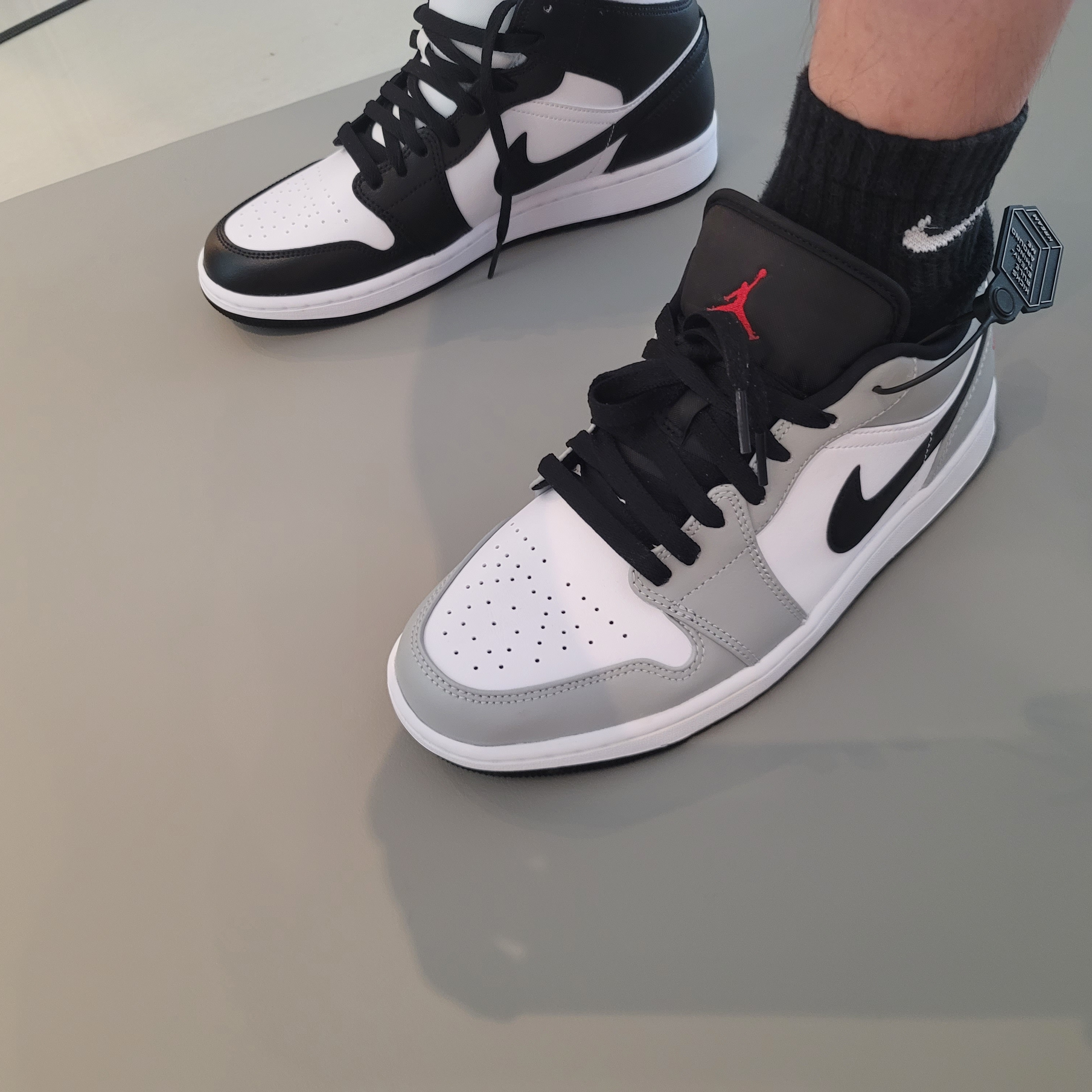 Jordan 1 Low Light Smoke Grey, (W) Jordan 1 Mid White Black 착용 스타일 - 1