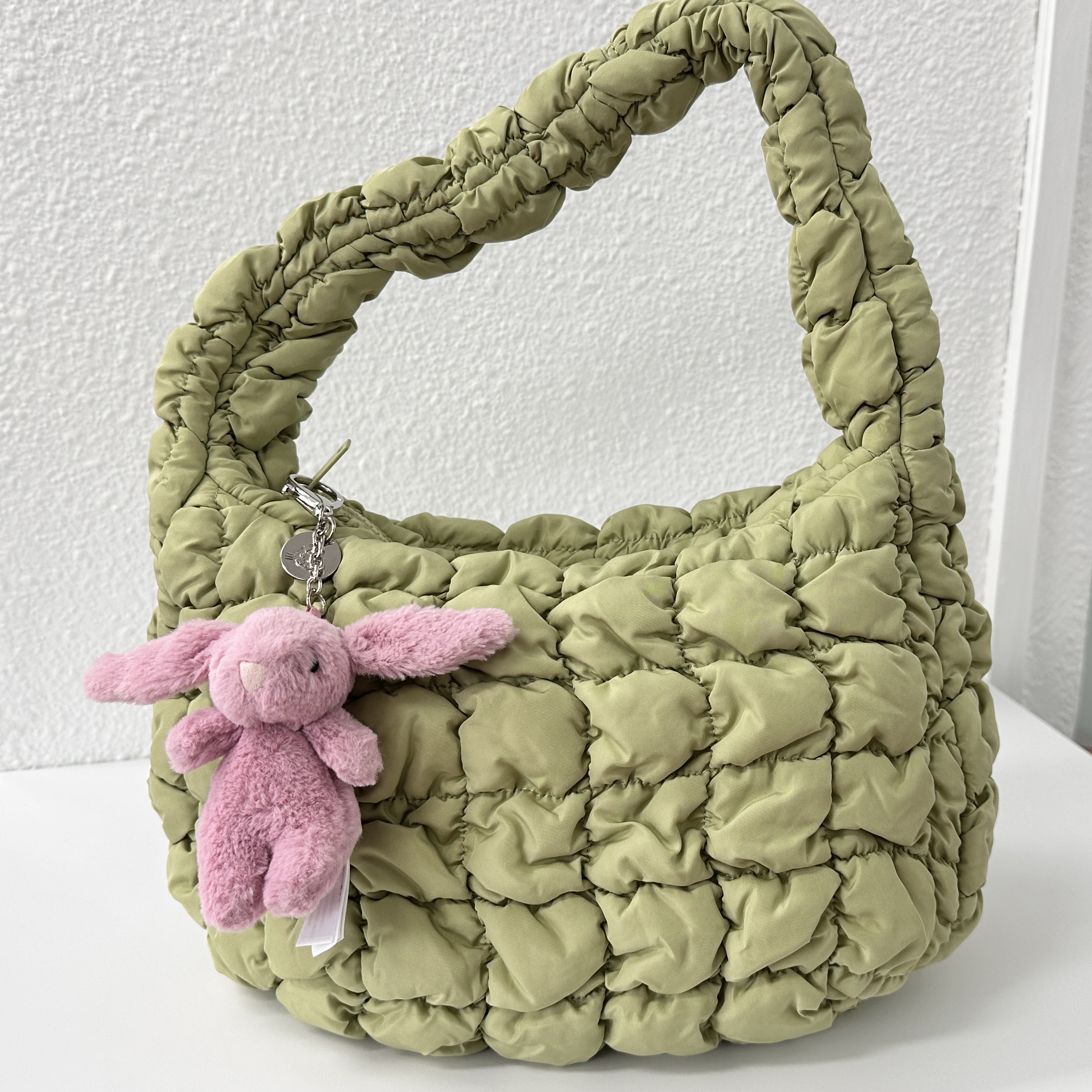 COS Quilted Mini Bag Light Green 착용 스타일 - 2