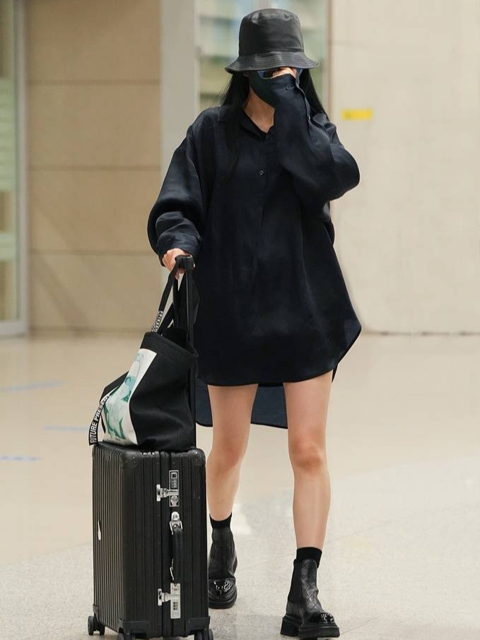 Rimowa Classic Trunk Aluminum Black 착용 스타일 - 1