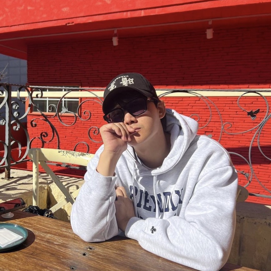 Darkr8m Studio Upside Down White Logo Cap 착용 스타일 - 2