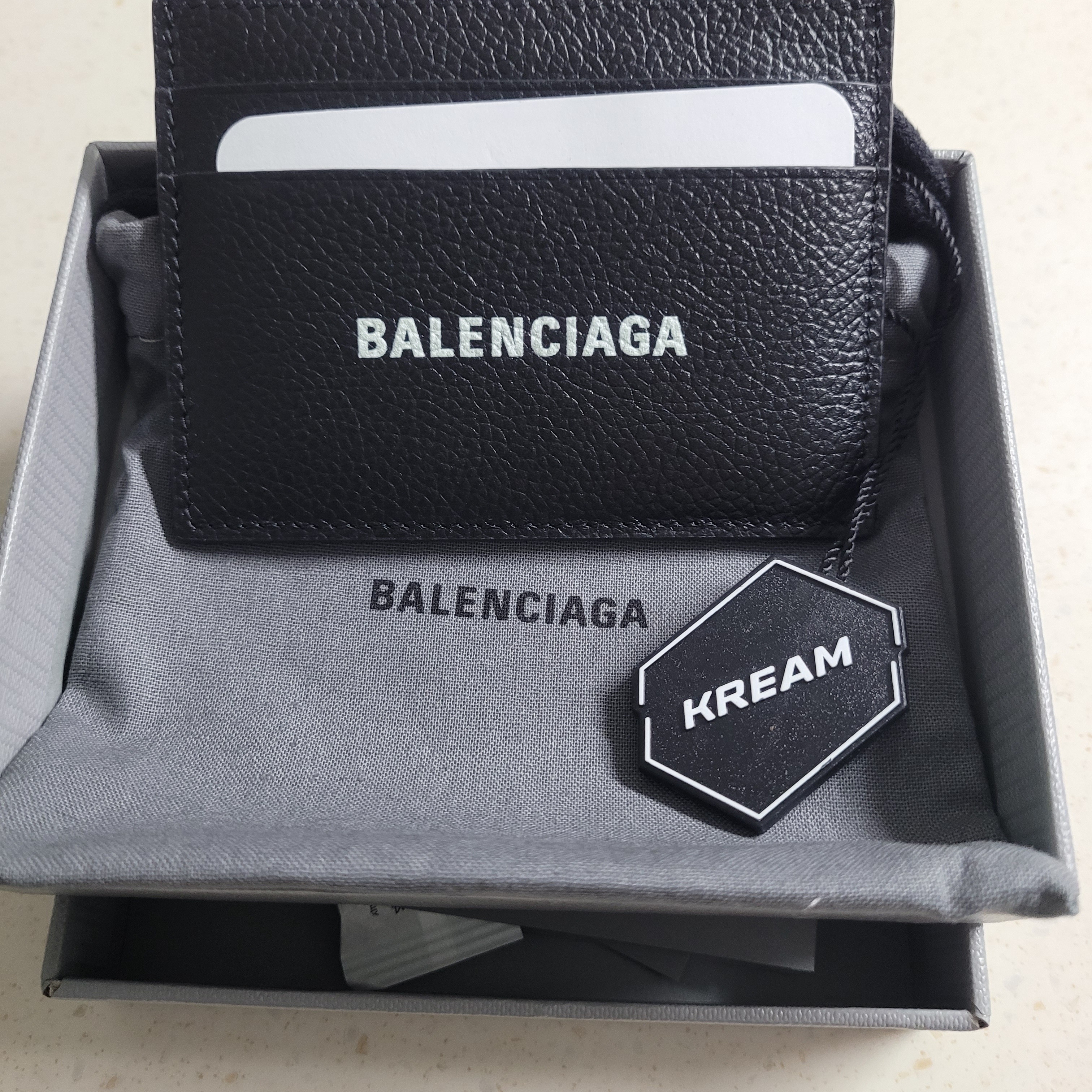 Balenciaga Cash Card Holder Black 착용 스타일 - 1