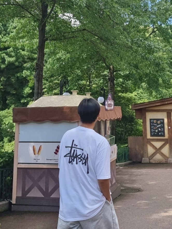 Stussy Basic Stussy T-Shirt White 2022, Jordan 1 Retro High OG Bleached Coral 착용 스타일 - 2