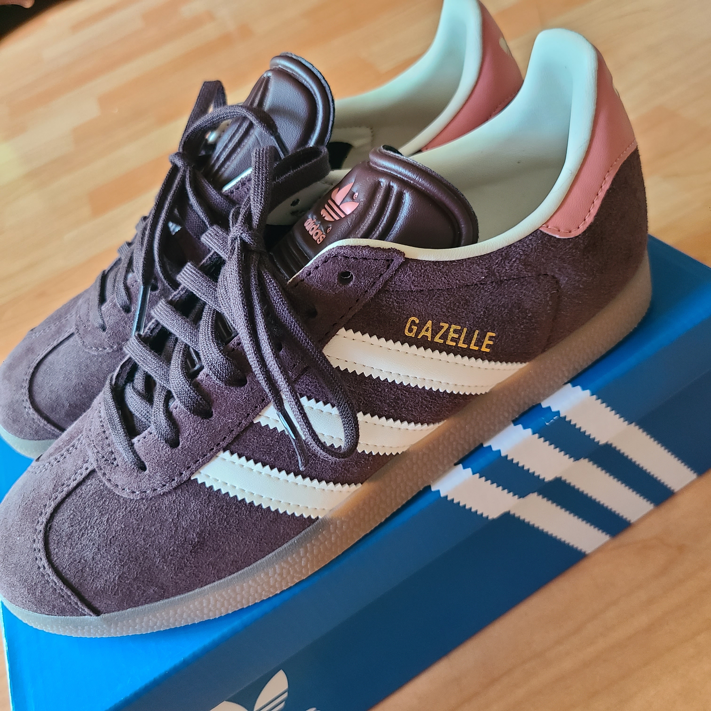 (W) Adidas Gazelle Shadow Brown 착용 스타일 - 2