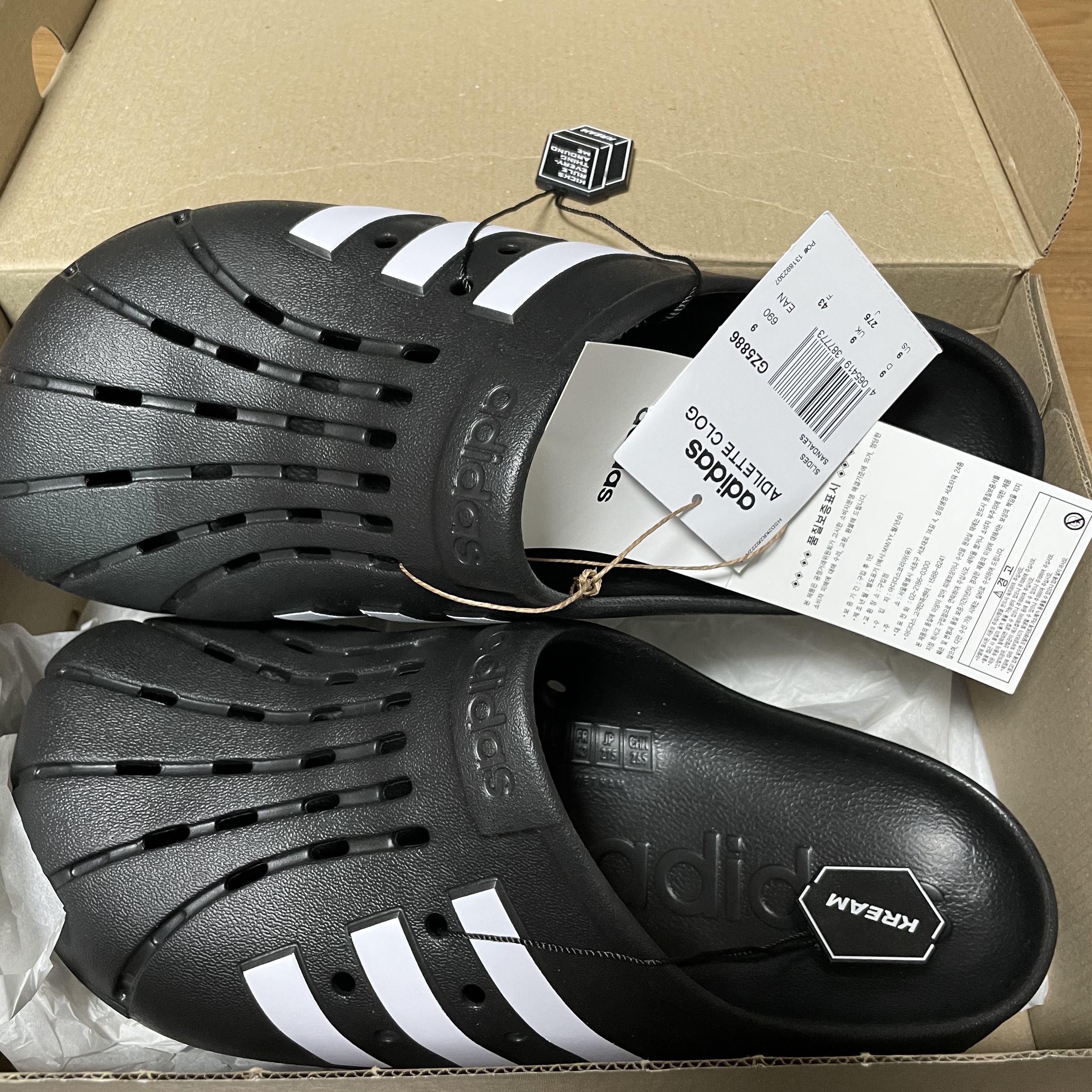 Adidas Adilette Clog Black White 착용 스타일