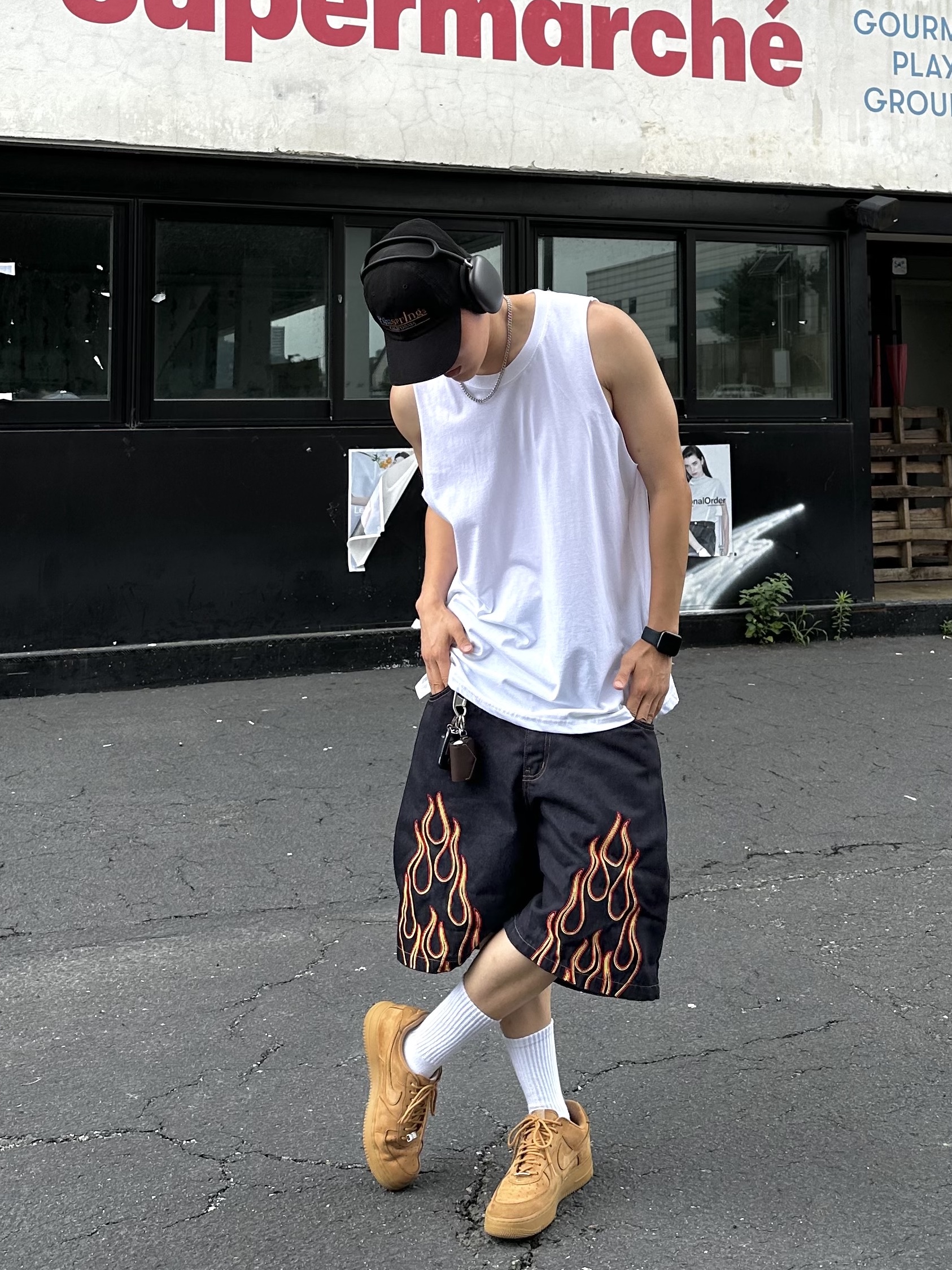 Nike x Supreme Air Force 1 Low Flax, Apple AirPods Max Lightning Space Gray (Korean Ver.) 착용 스타일 - 2