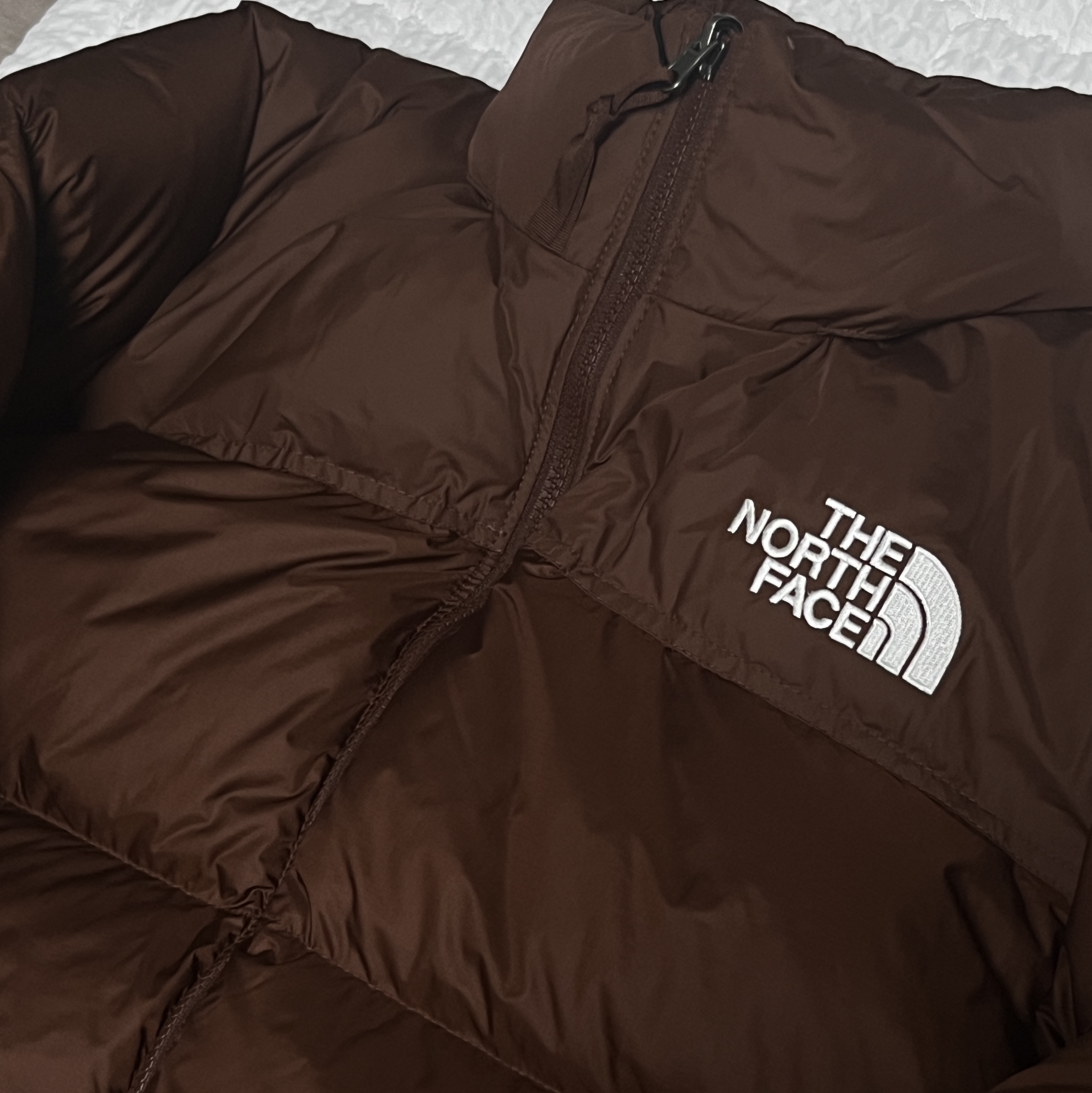 (W) The North Face 1996 Retro Nuptse Jacket Dark Oak 착용 스타일