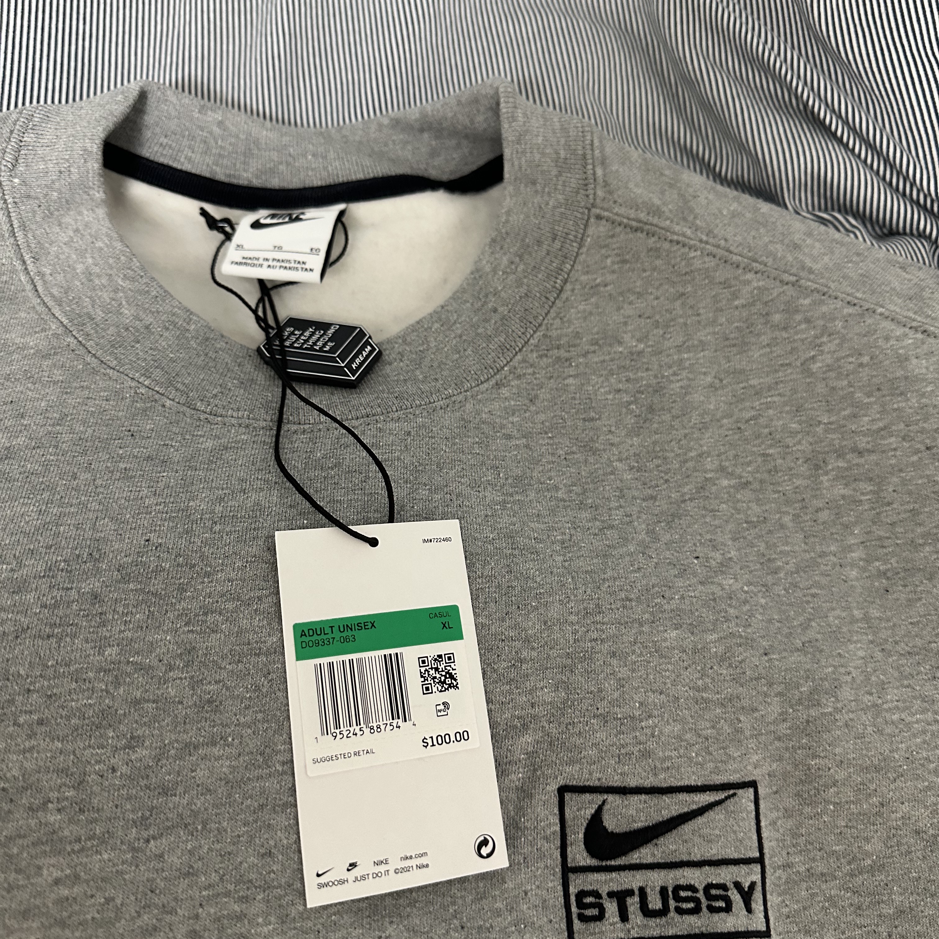 Nike x Stussy NRG Fleece Crewneck Dark Grey Heather (DO9337-063) 착용 스타일 - 1