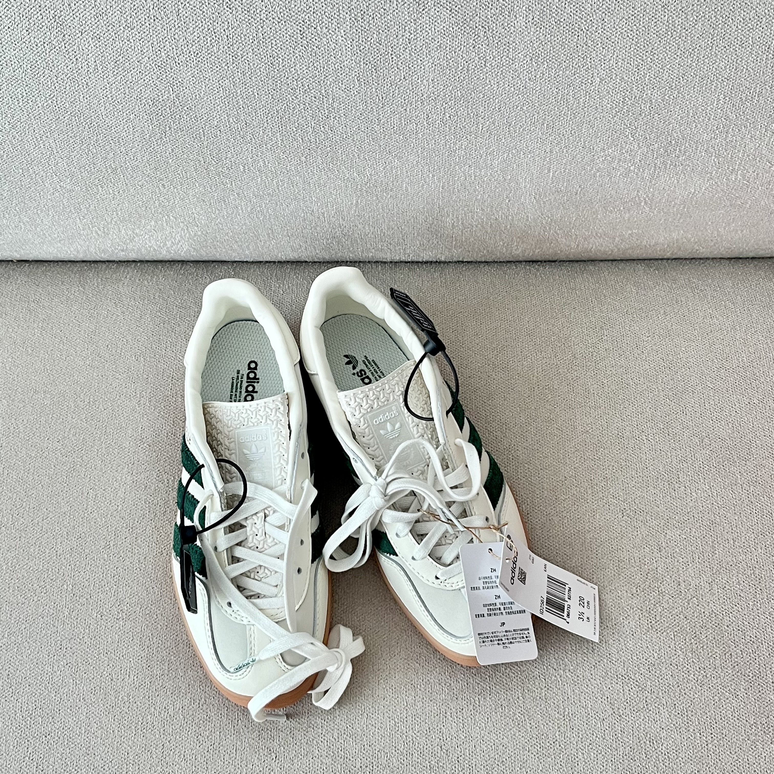 Adidas x Emmi Gazelle Indoor Off White Dark Green 착용 스타일 - 1
