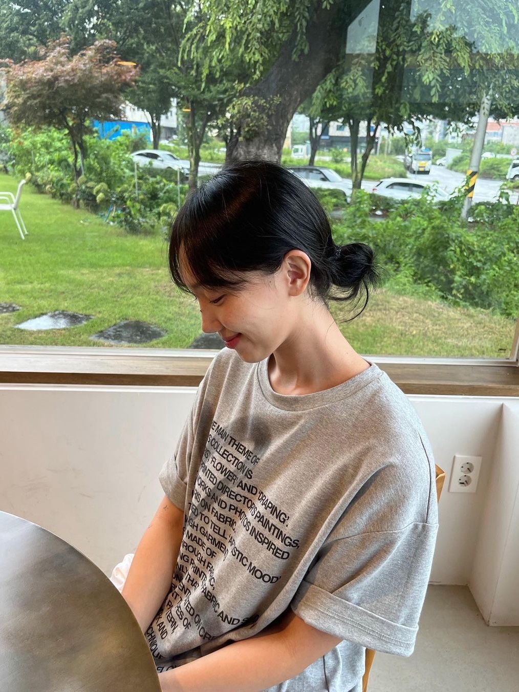 The Museum Visitor Heart Sprayed T-Shirt Grey 착용 스타일 - 1