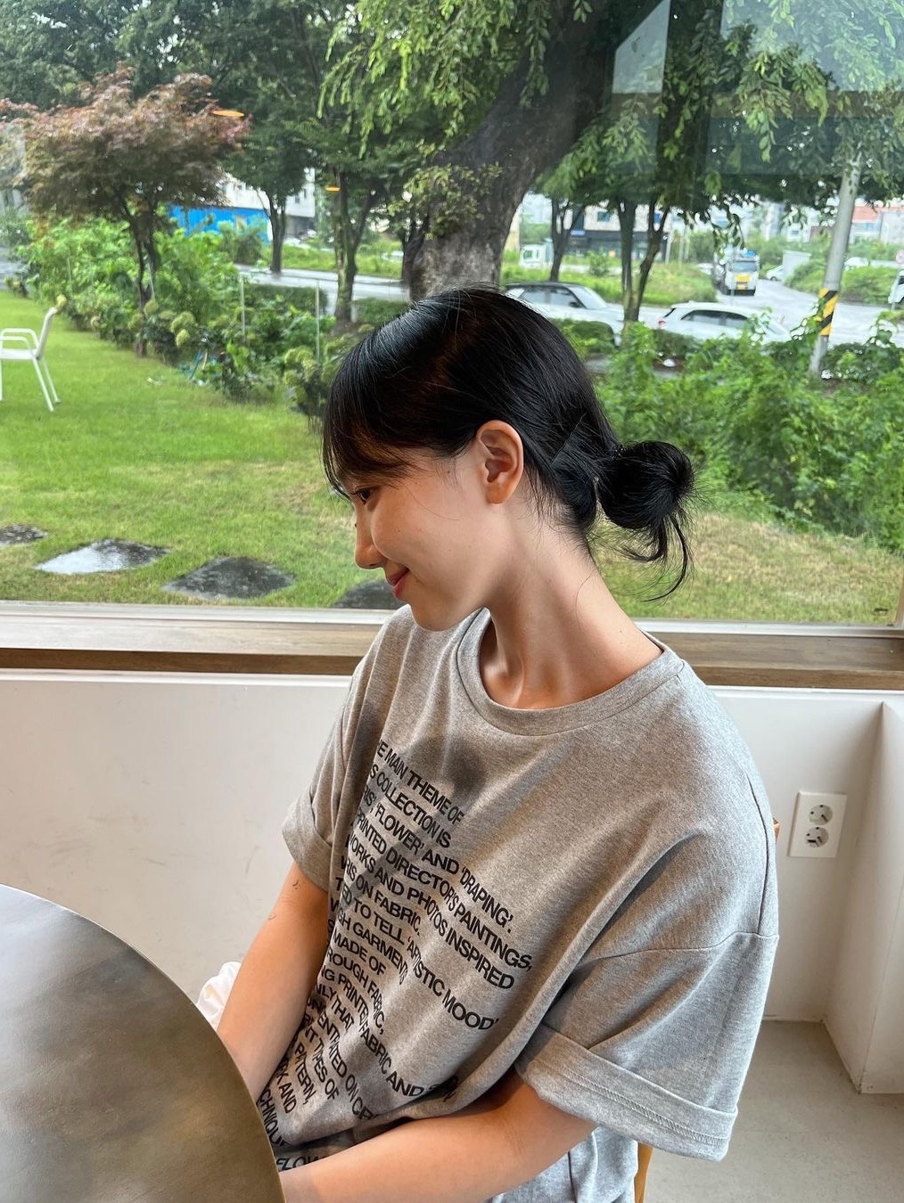 The Museum Visitor Heart Sprayed T-Shirt Grey 착용 스타일 - 2