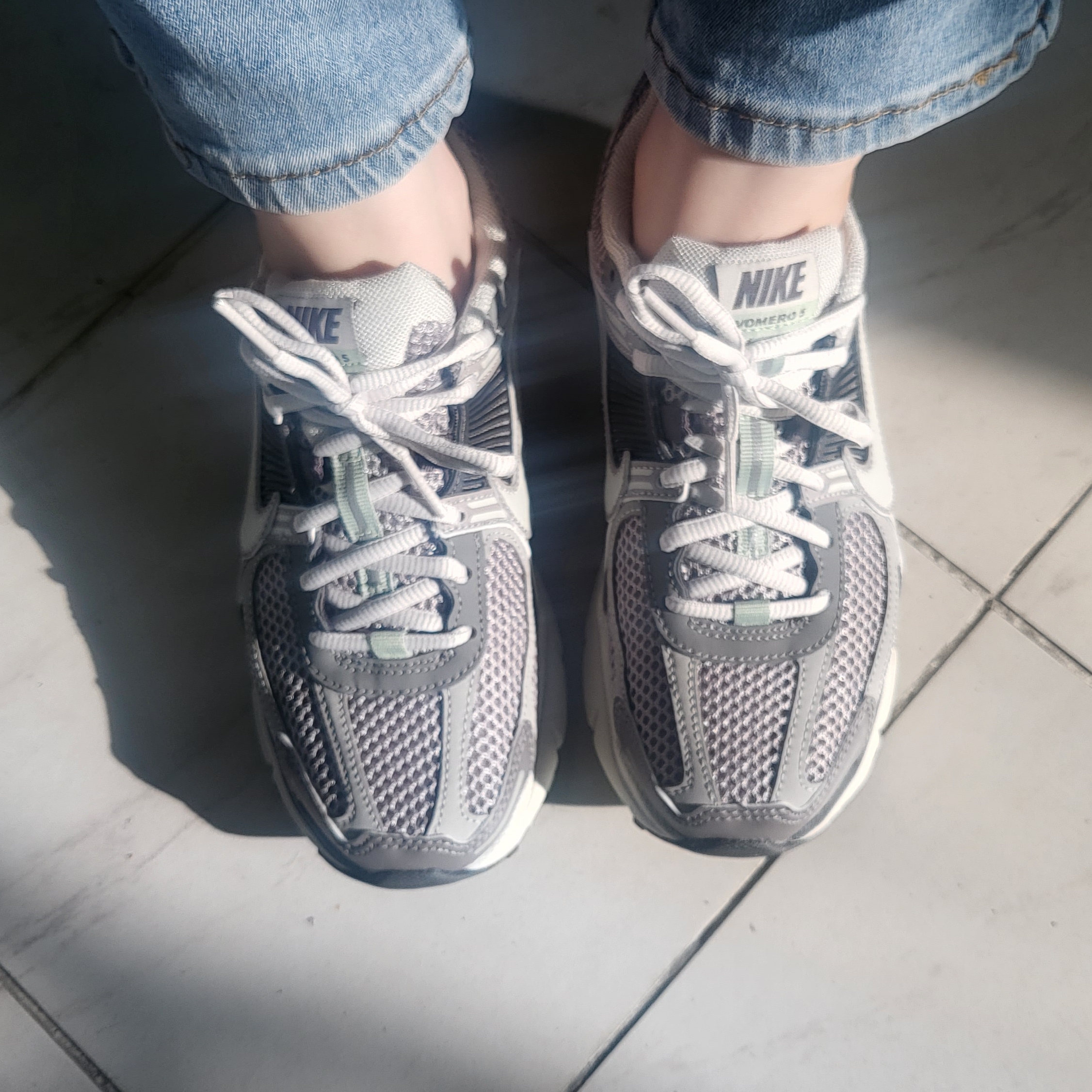 (W) Nike Zoom Vomero 5 Cobblestone and Flat Pewter 착용 스타일 - 1