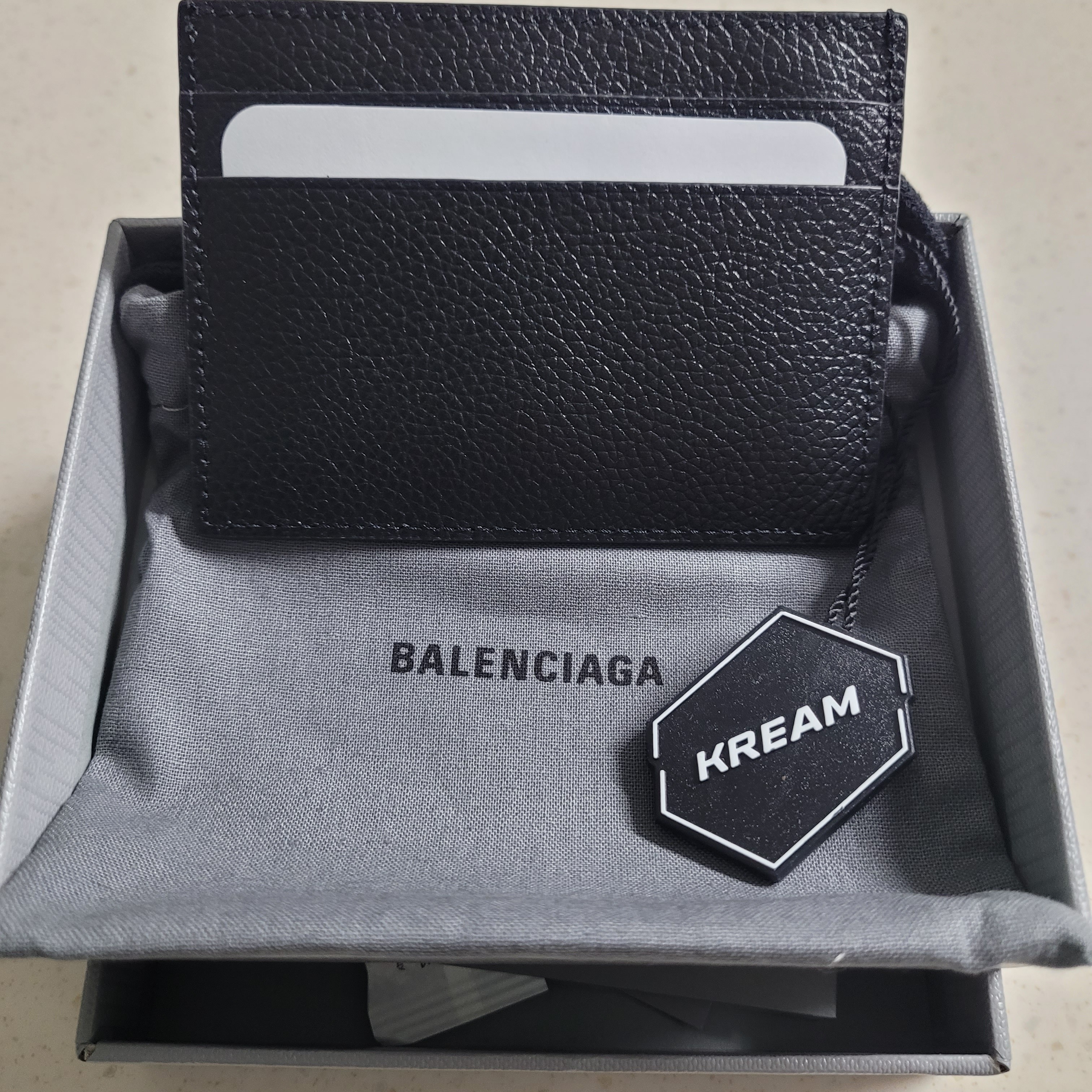 Balenciaga Cash Card Holder Black 착용 스타일 - 2