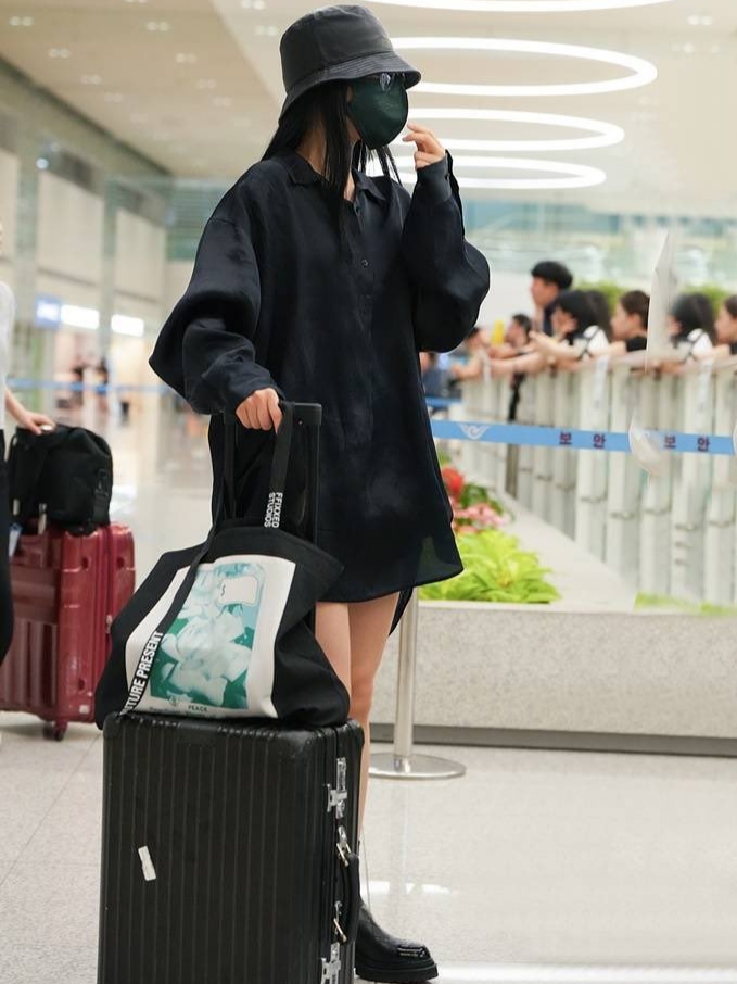 Rimowa Classic Trunk Aluminum Black 착용 스타일 - 3