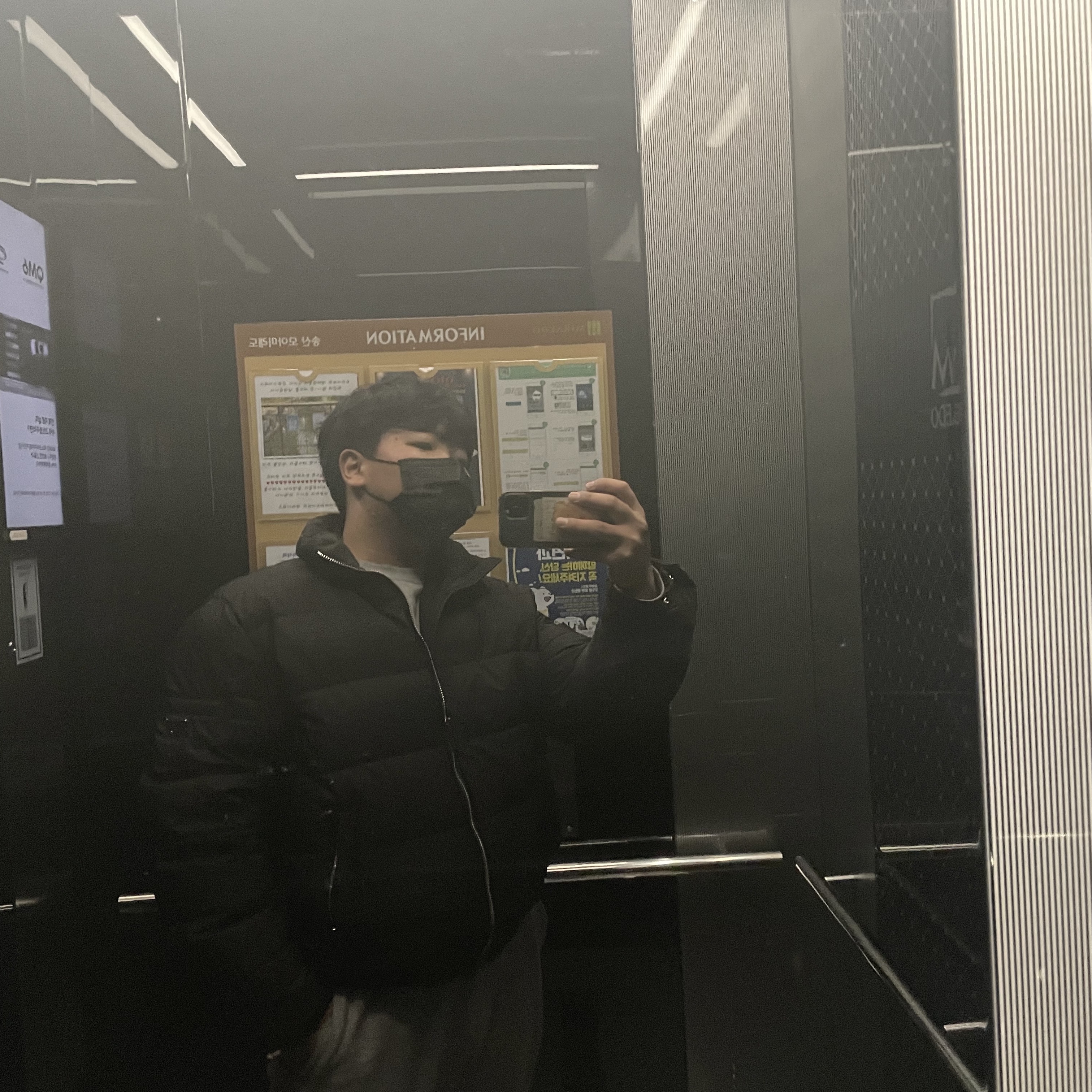 Prada Re-Nylon Short Puffer Jacket Black, Moose Knuckles Ballistic Bomber White Fox Fur Black 착용 스타일 - 2