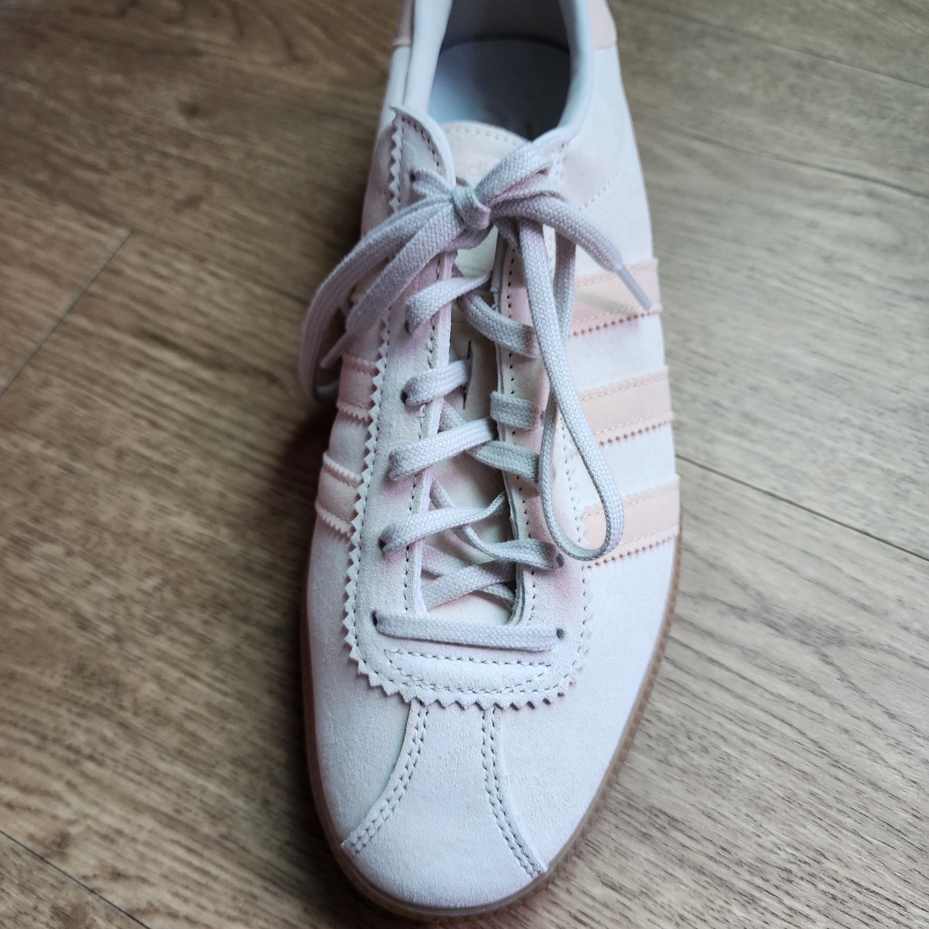 Adidas Bermuda Wonder White 착용 스타일
