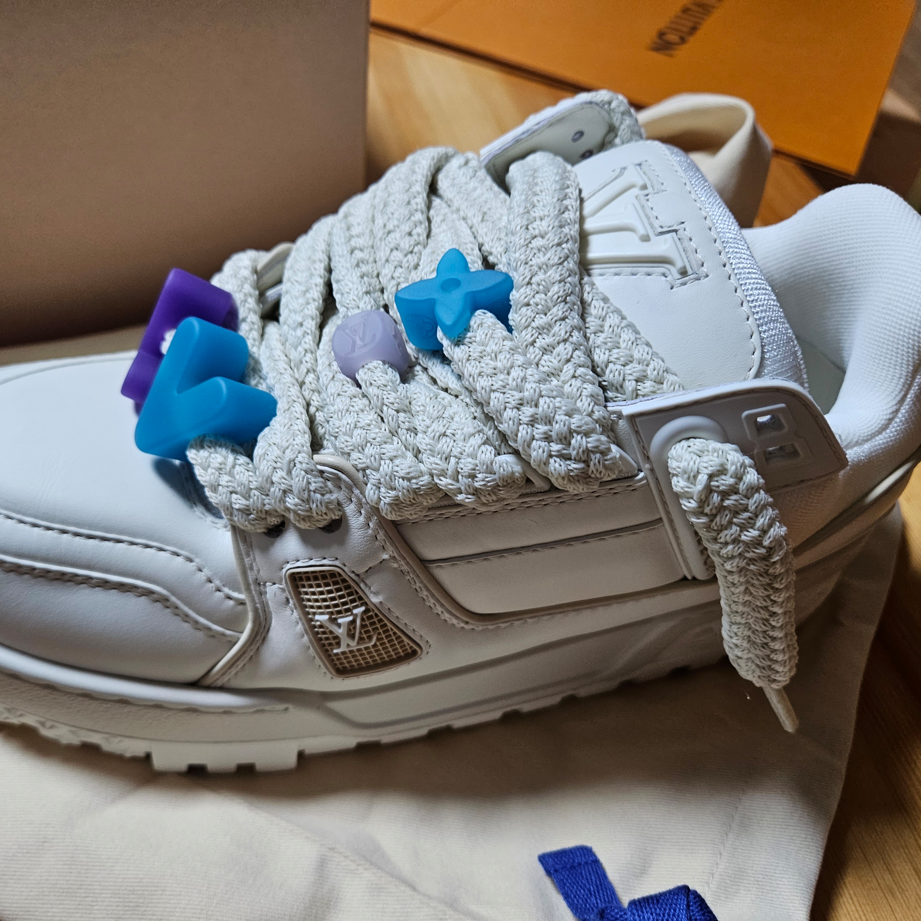 Louis Vuitton LV Trainer Maxi Sneakers White 착용 스타일