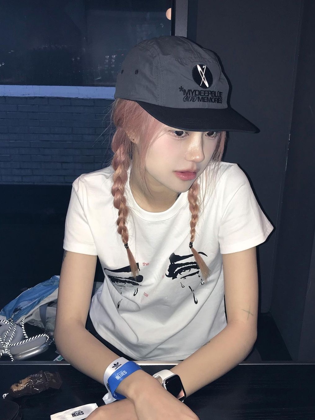 Thevinylhouse Crying T-Shirt White, Thevinylhouse Crying T-Shirt Charcoal 착용 스타일 - 2