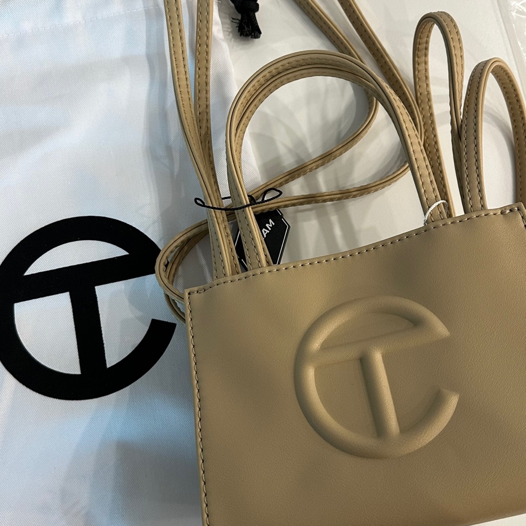 Telfar Small Shopping Bag Cream 착용 스타일