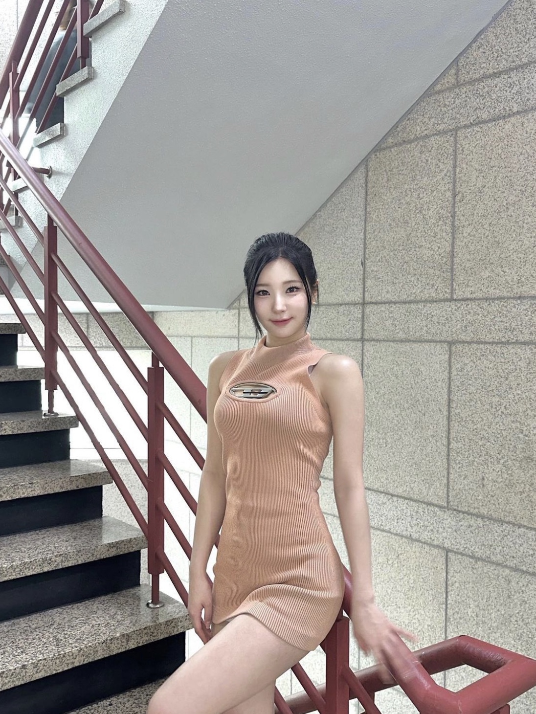 (W) Diesel M-Onerva Short Dress with Cut-Out and Logo Plaque Pink 착용 스타일 - 3