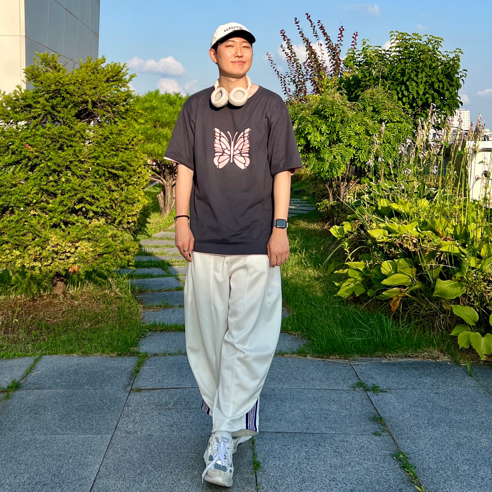 New Balance 992 Made in USA White Silver, Needles H.D. Track Pants Poly Smooth Ice White 착용 스타일 - 3