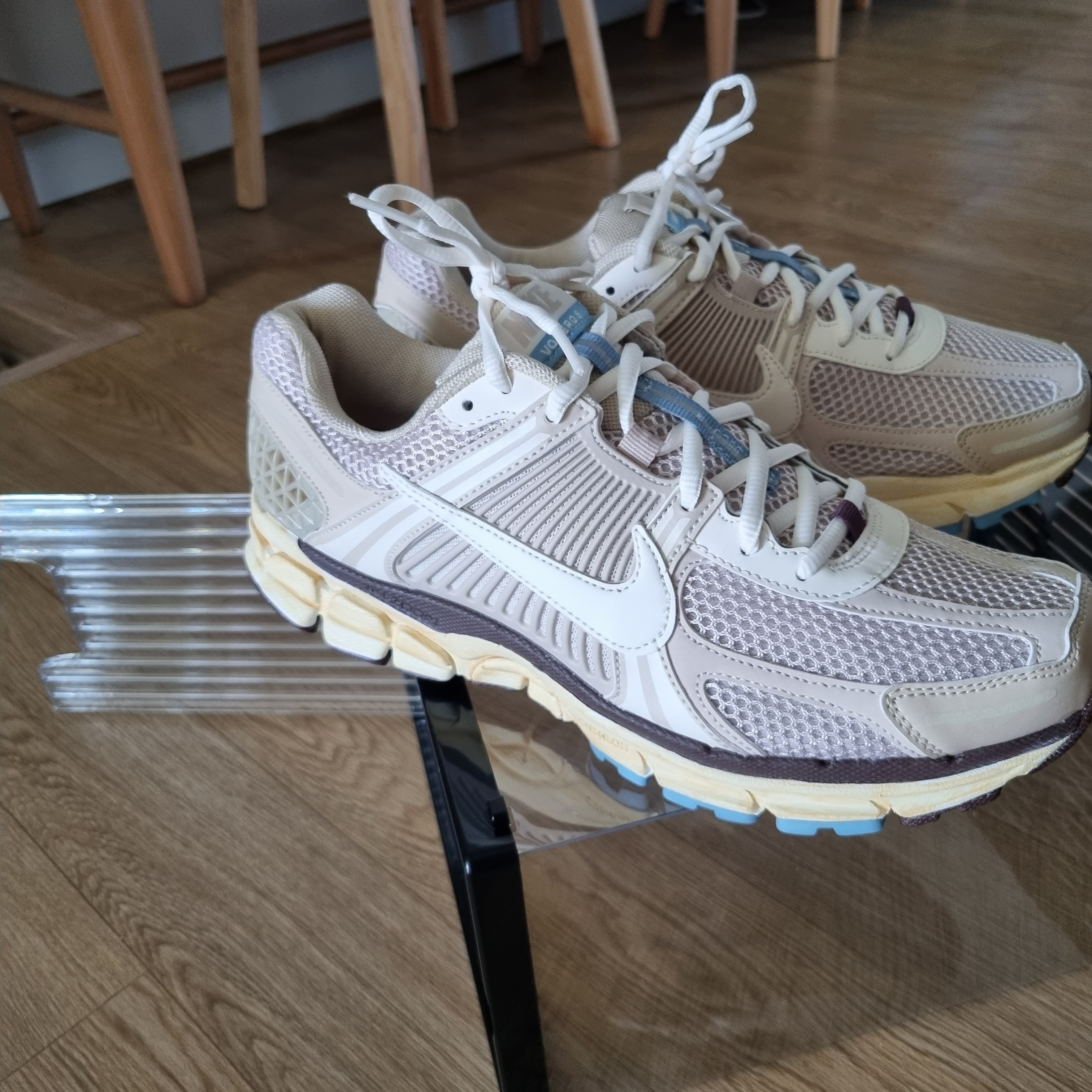 (W) Nike Zoom Vomero 5 Oatmeal 착용 스타일