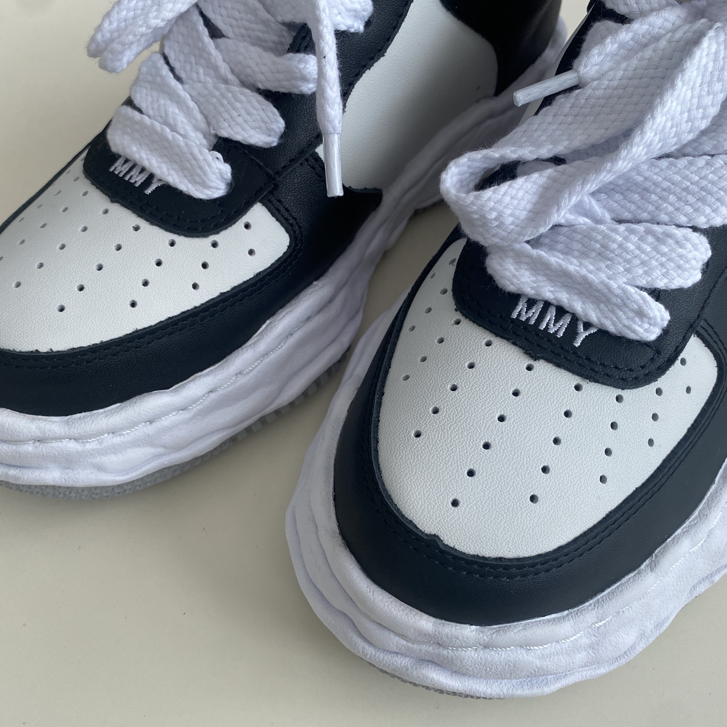 Maison Mihara Yasuhiro Wayne OG Sole Leather Low-top Sneakers Black White 착용 스타일