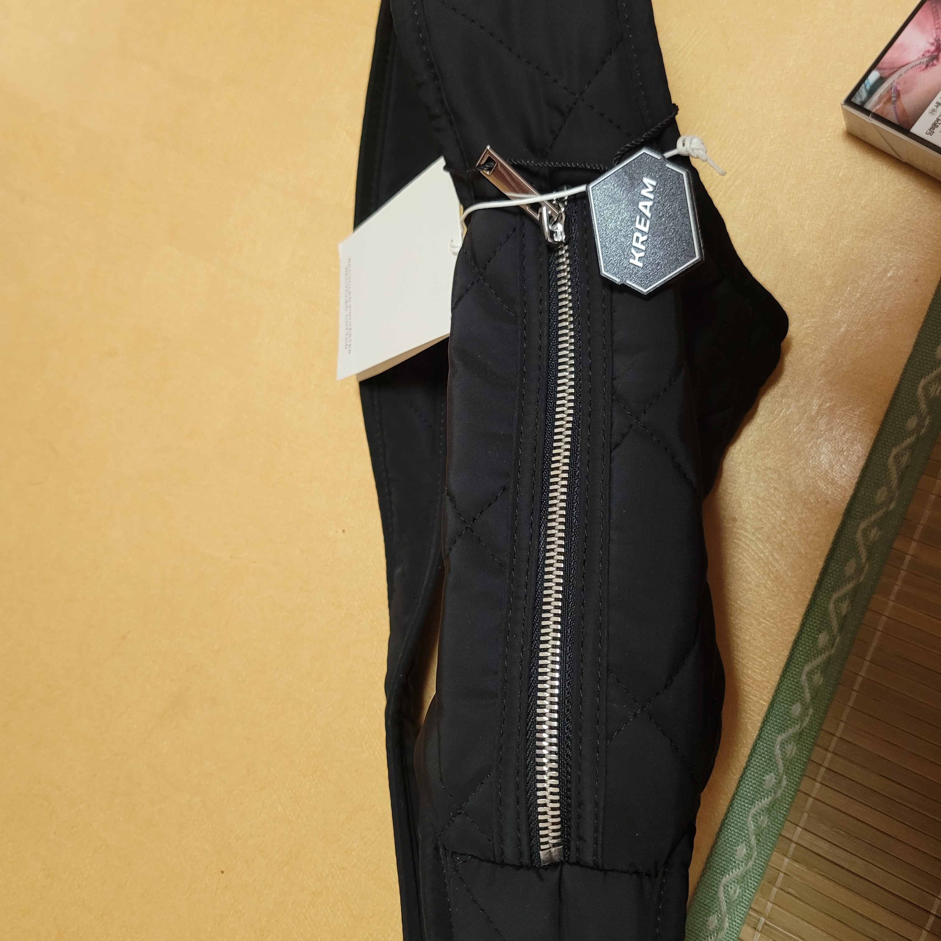 COS Diamond Quilted Mini Crossbody Bag Black 착용 스타일 - 4