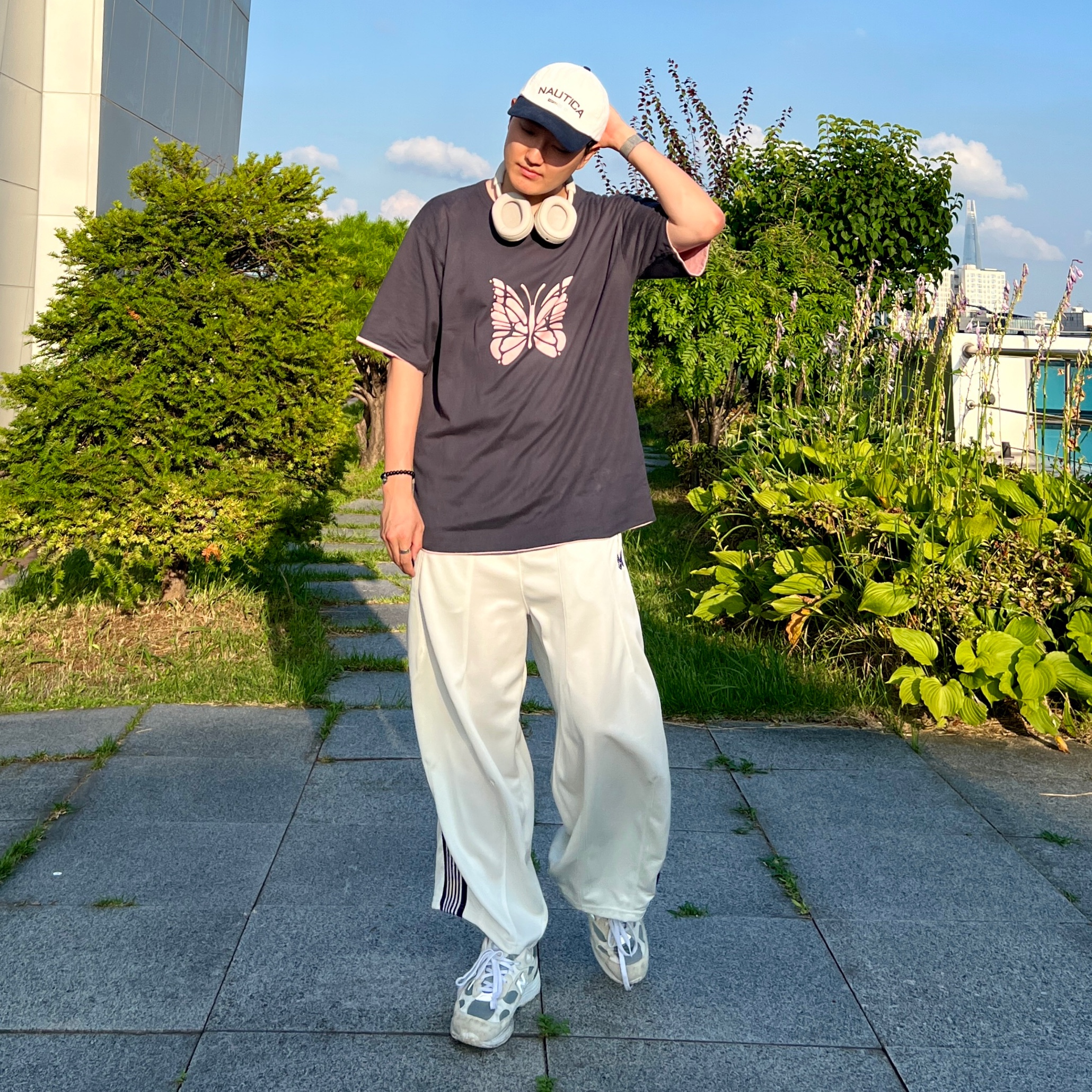 New Balance 992 Made in USA White Silver, Needles H.D. Track Pants Poly Smooth Ice White 착용 스타일 - 1