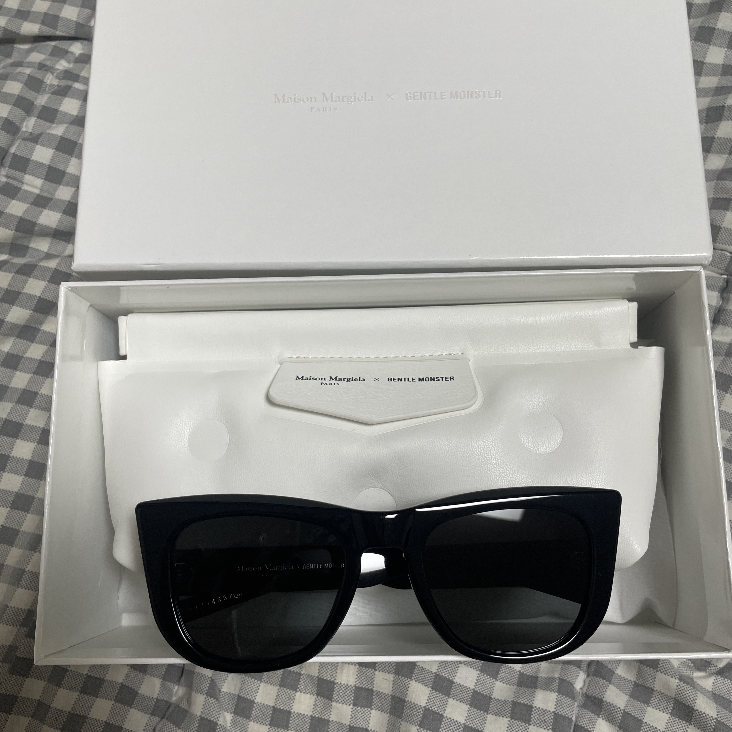 Gentle Monster x Maison Margiela MM008 Black Black 착용 스타일 - 1