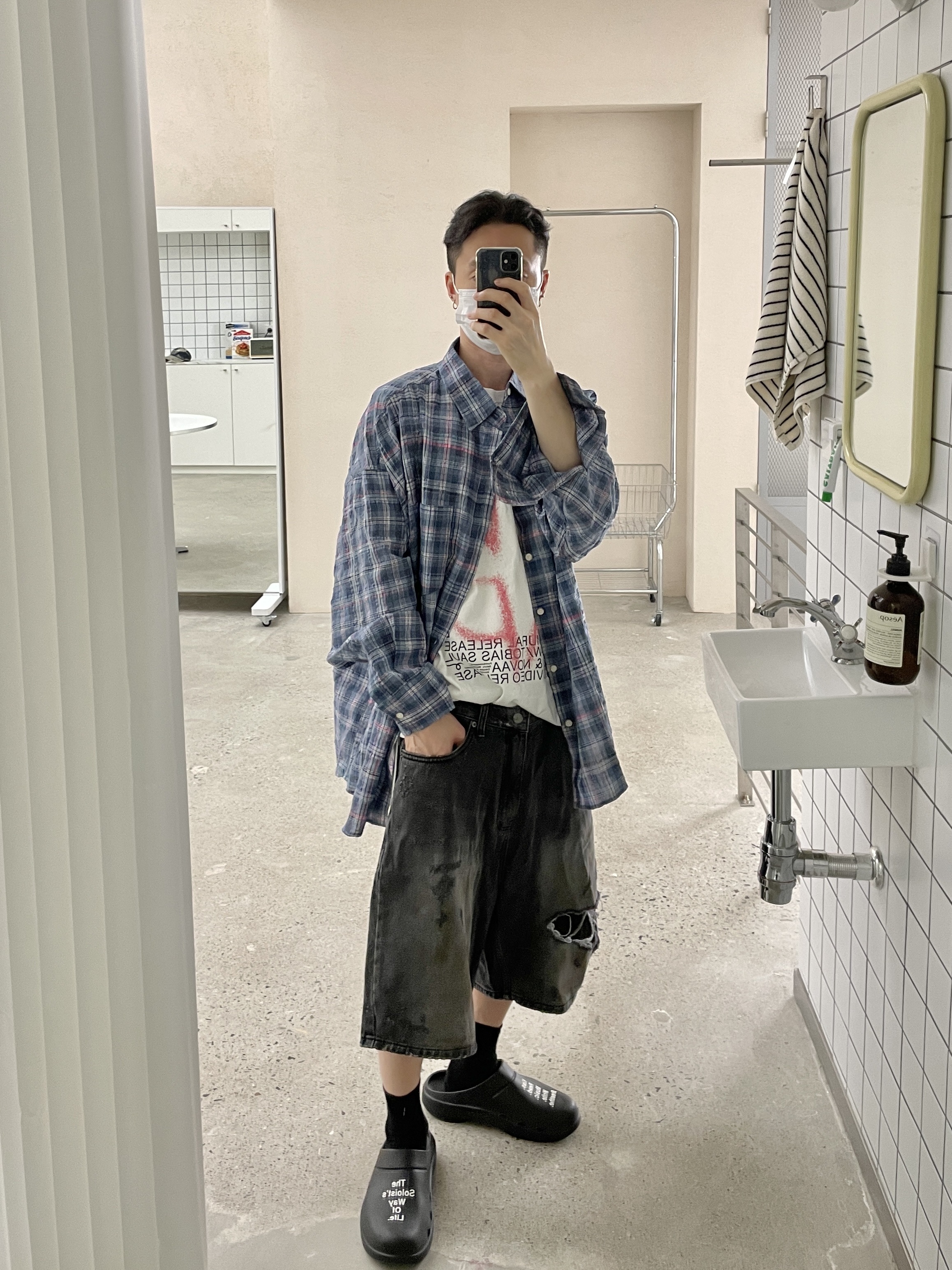 Oofos x Takahiromiyashita The Soloist The Soloist's Way Of Life Clog Black White 착용 스타일