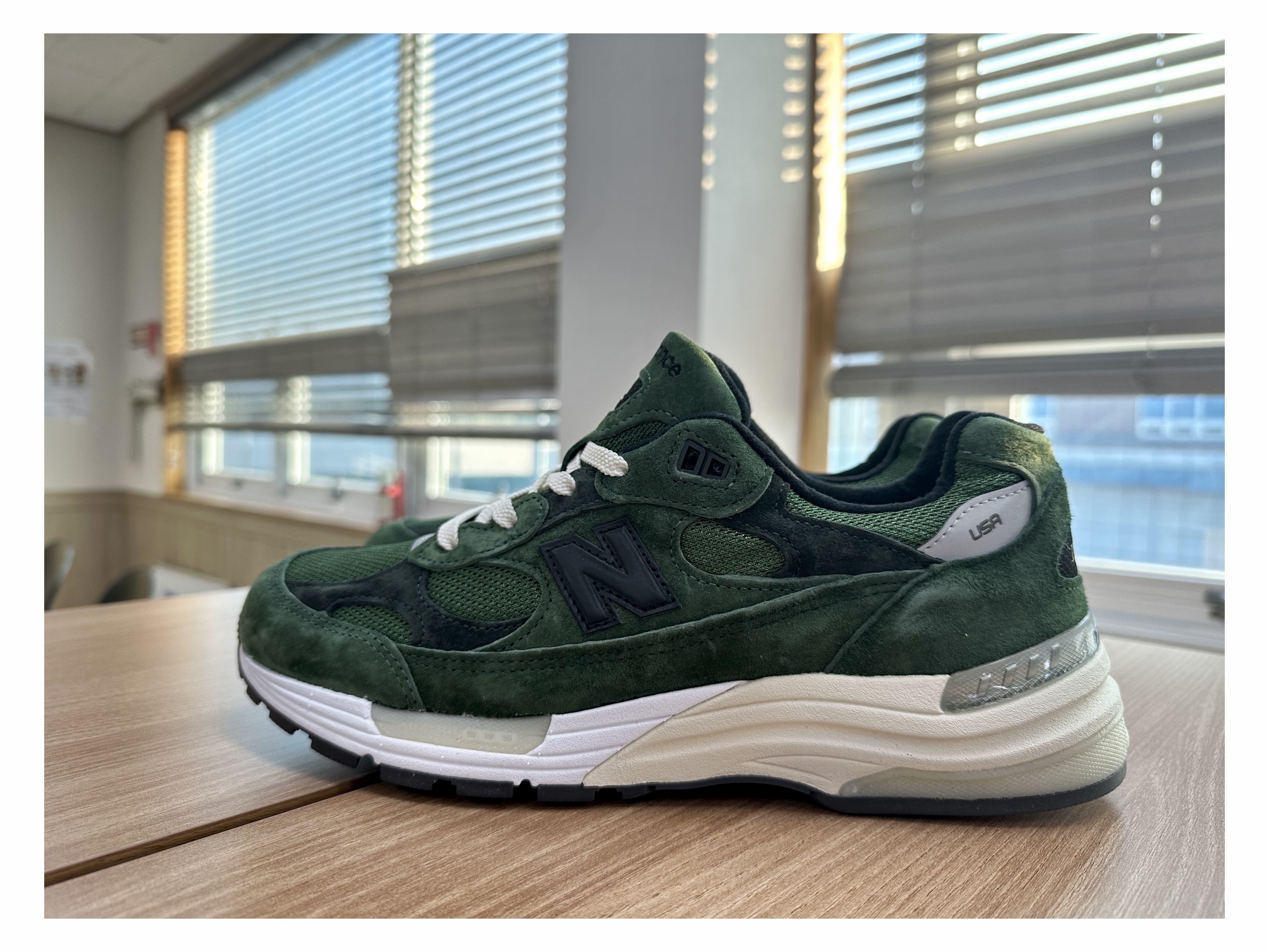 New Balance x JJJJound 992 Made in USA Mossy Green 착용 스타일 - 1