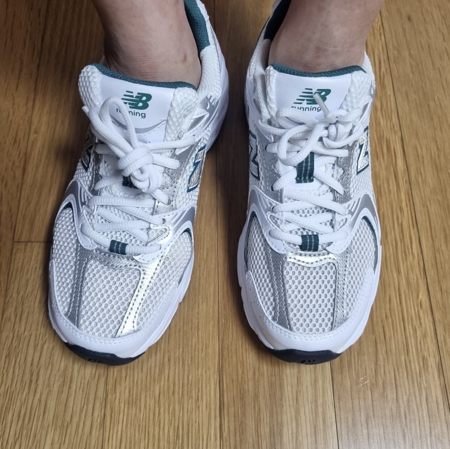 New Balance 530 White Mint 착용 스타일