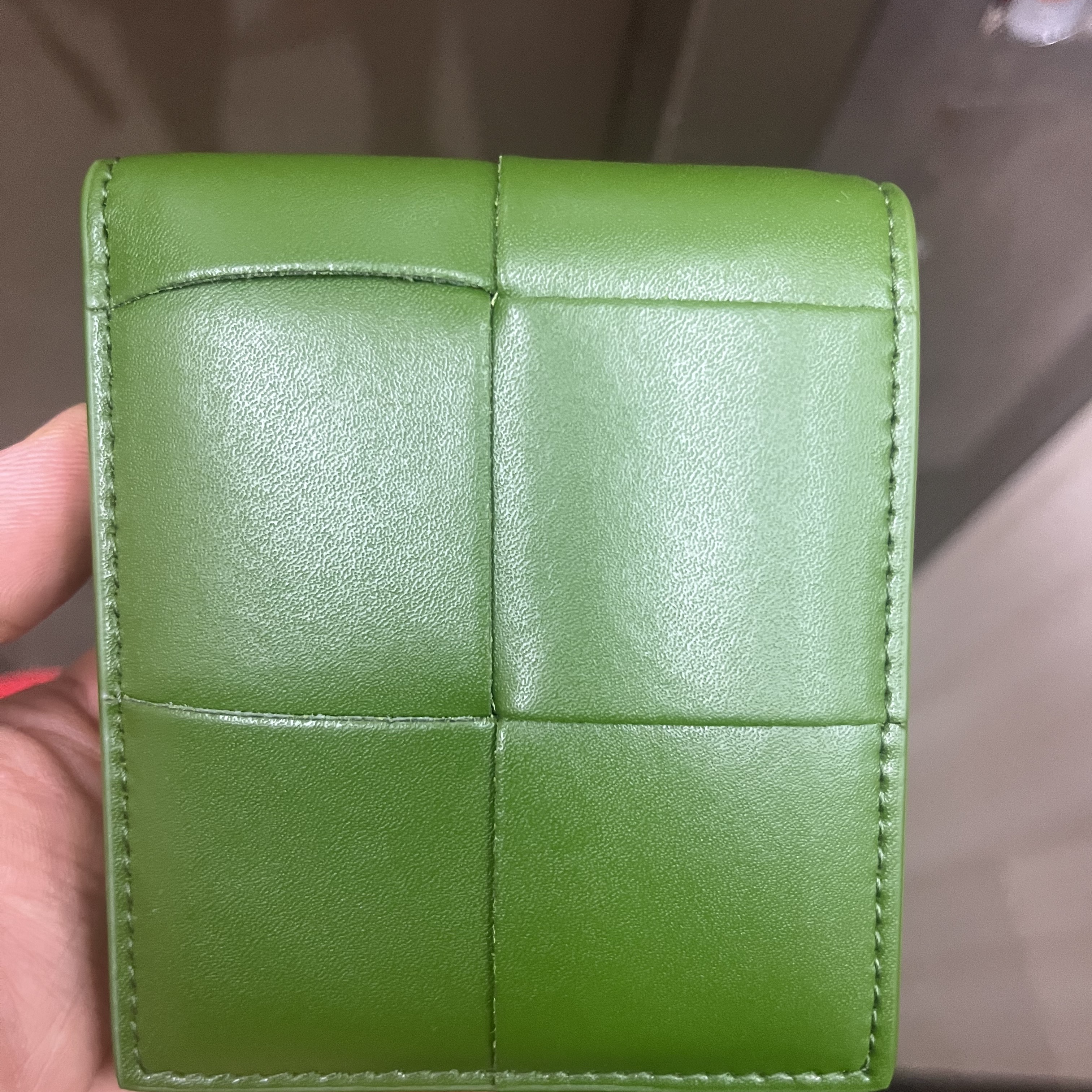 Bottega Veneta Bi-Fold Wallet Avocado 착용 스타일
