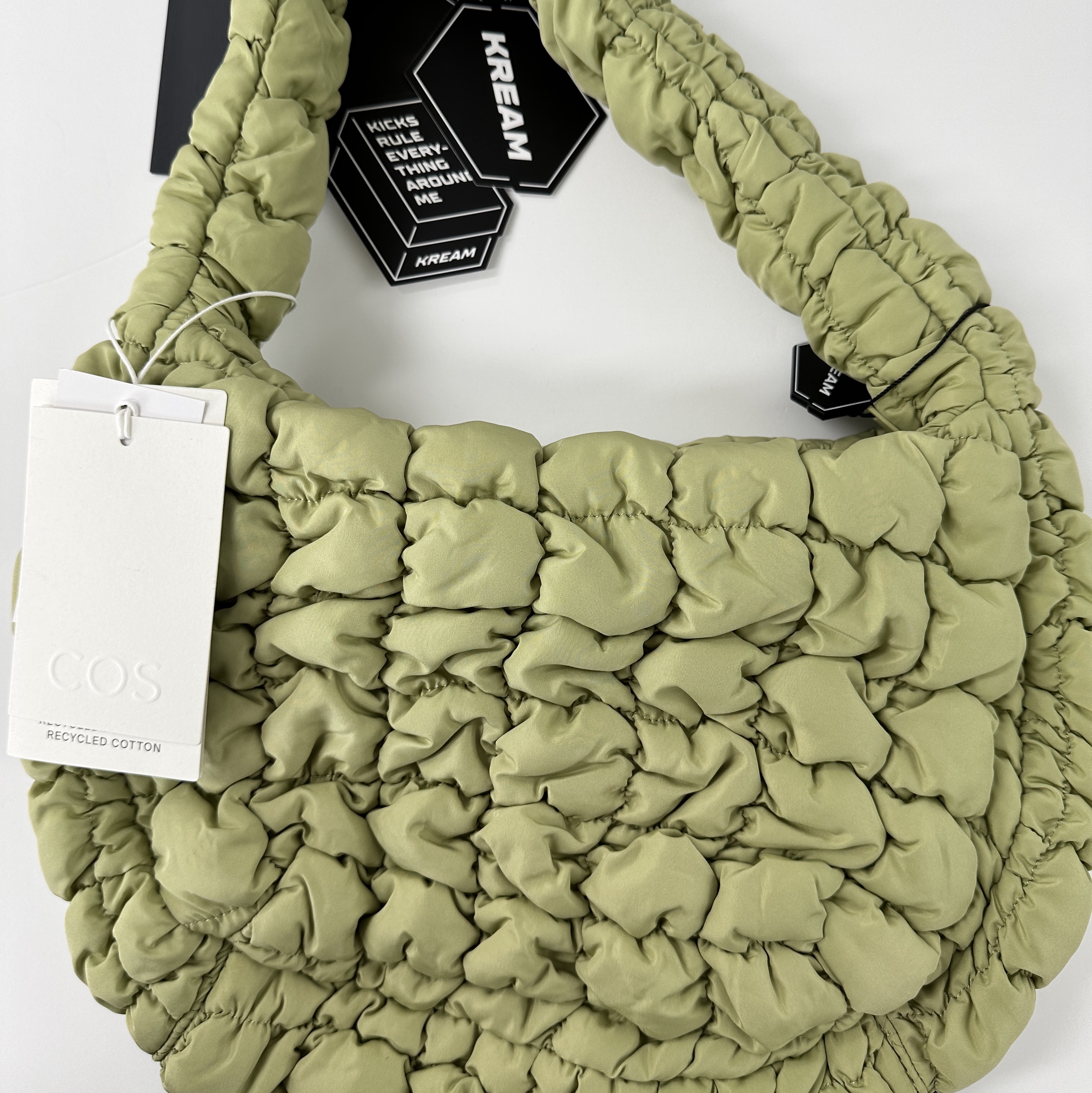 COS Quilted Mini Bag Light Green 착용 스타일 - 3