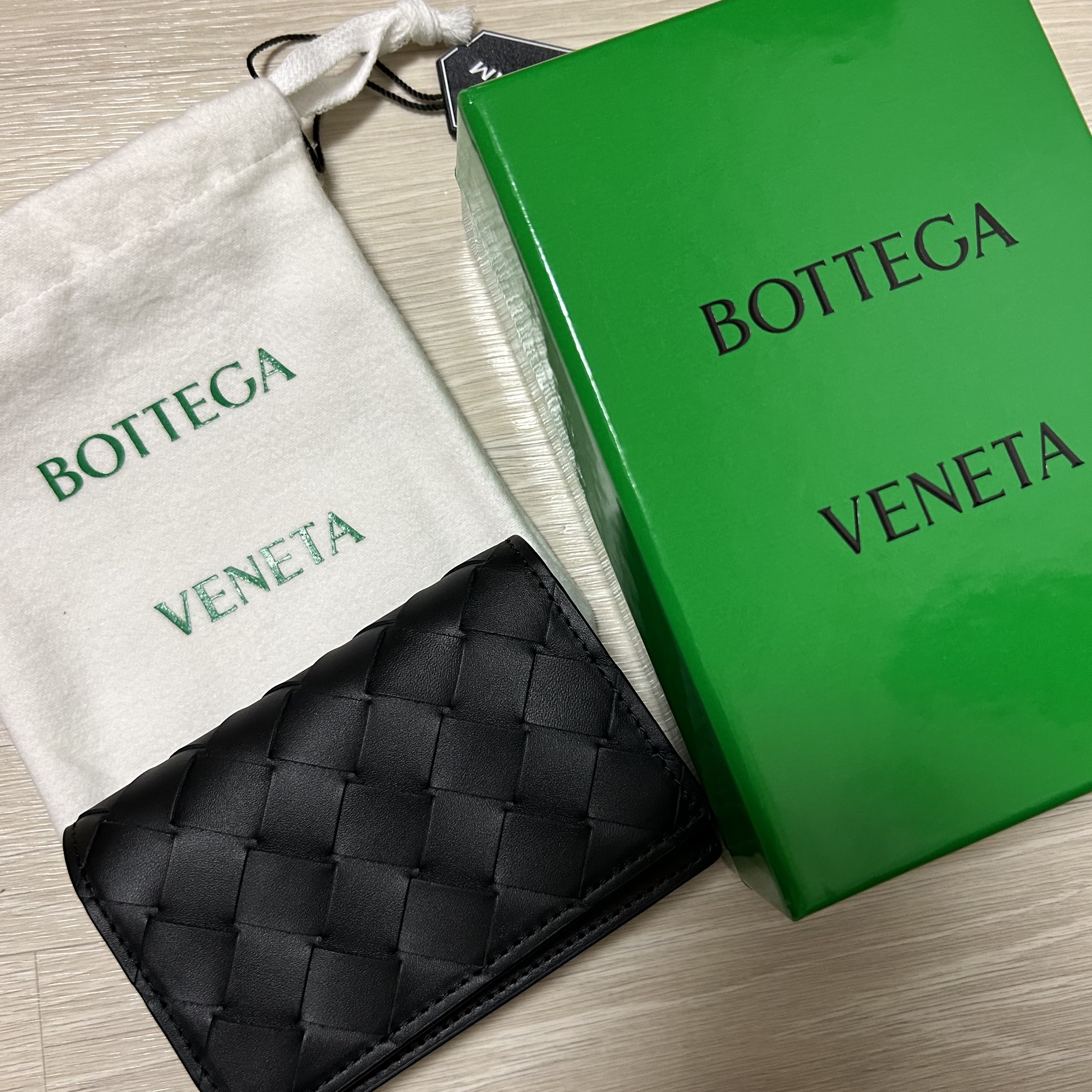 Bottega Veneta Business Card Case Black 착용 스타일